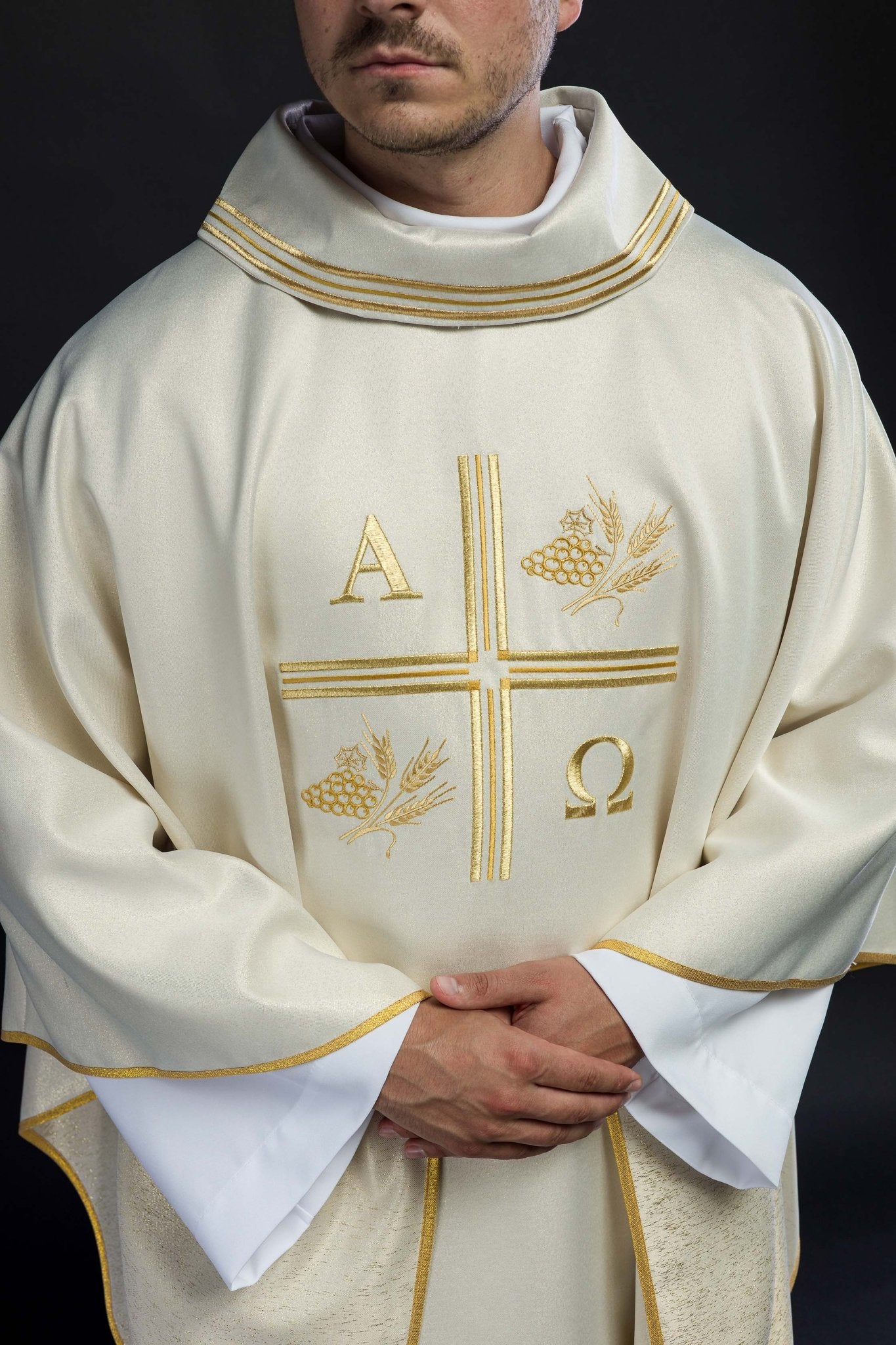 Casulla con cruz bordada y motivos de Alfa y Omega y orejas en color crudo S - 7053 - 05 - 54 - CASULLAS.ES