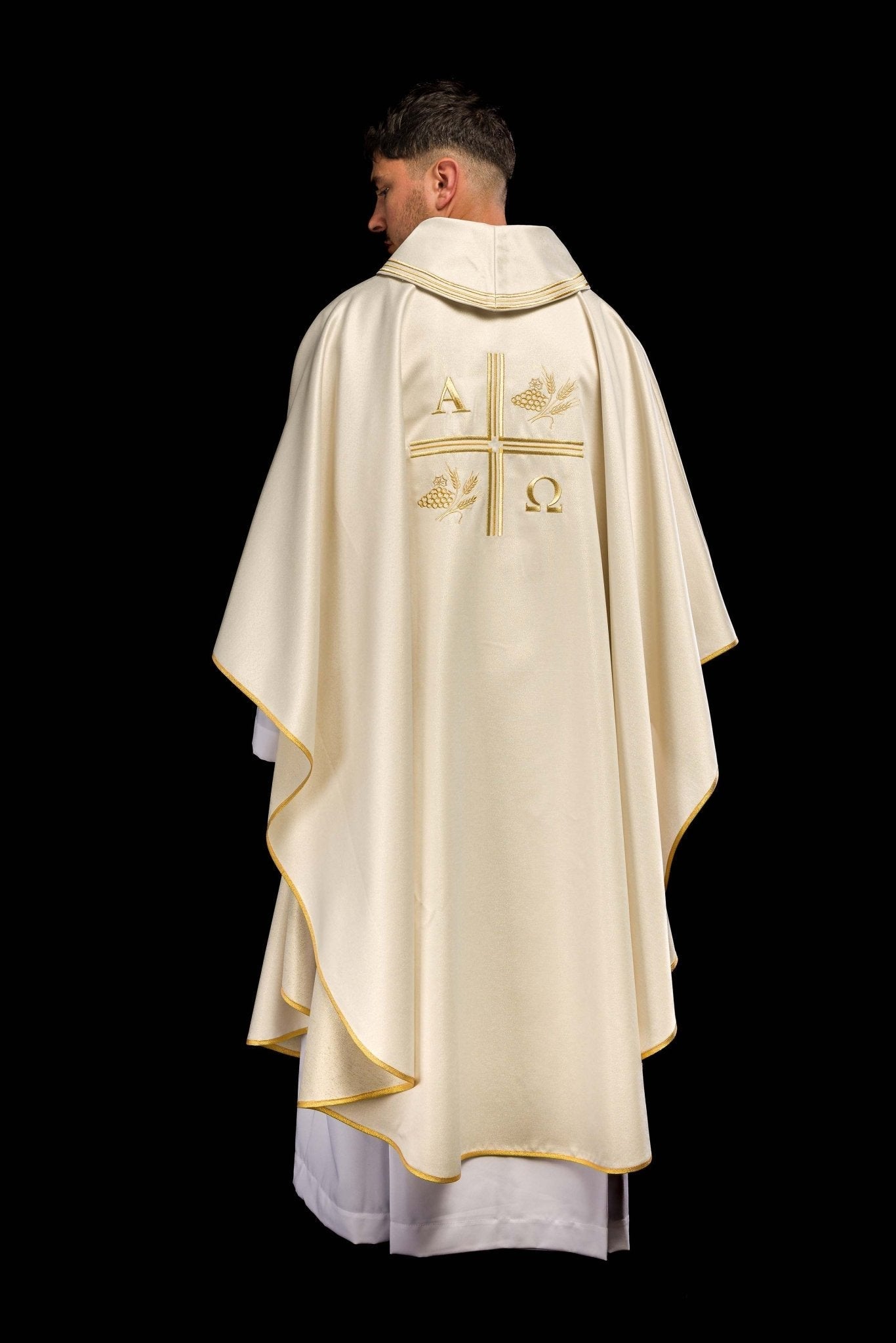 Casulla con cruz bordada y motivos de Alfa y Omega y orejas en color crudo S - 7053 - 05 - 54 - CASULLAS.ES