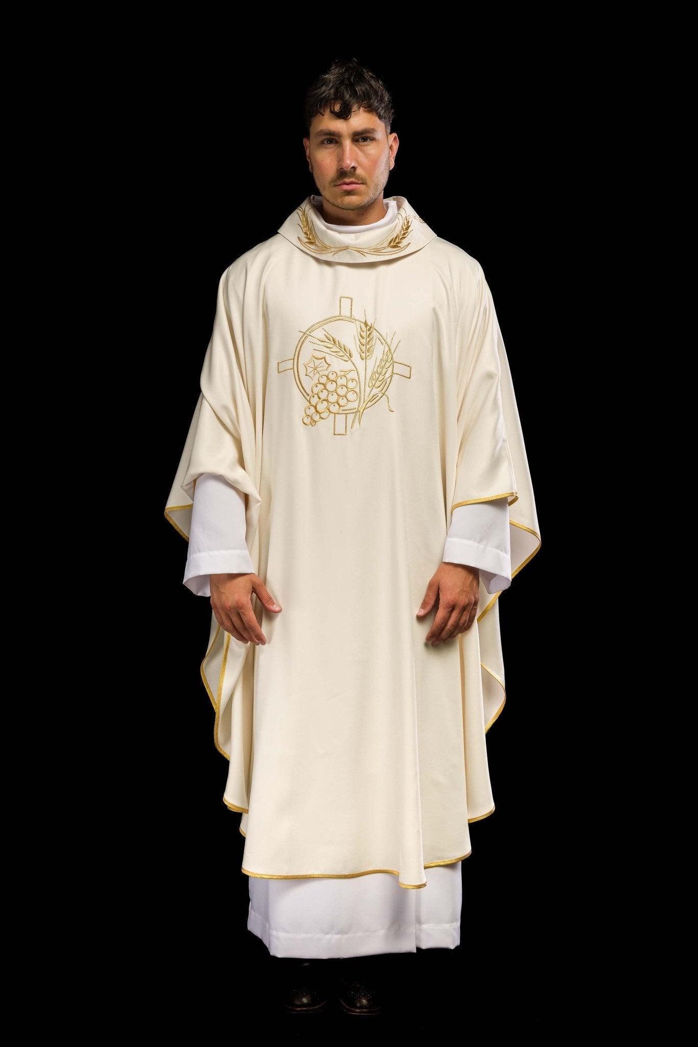 Casulla con cruz bordada y motivos de orejas en color crudo S - 7054 - 05 - 53 - CASULLAS.ES