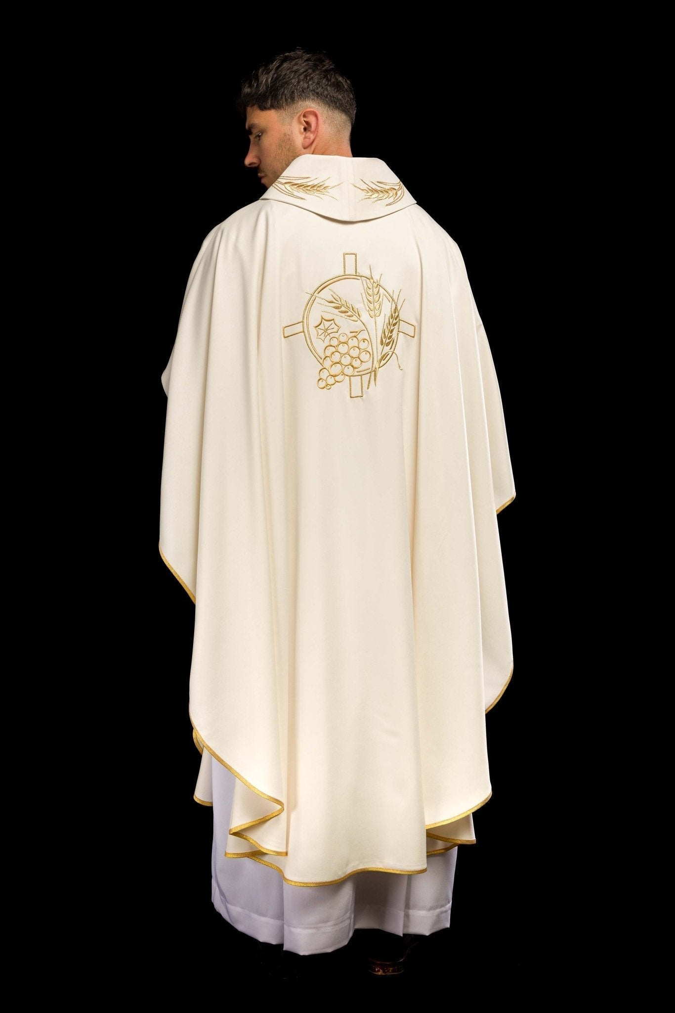 Casulla con cruz bordada y motivos de orejas en color crudo S - 7054 - 05 - 53 - CASULLAS.ES