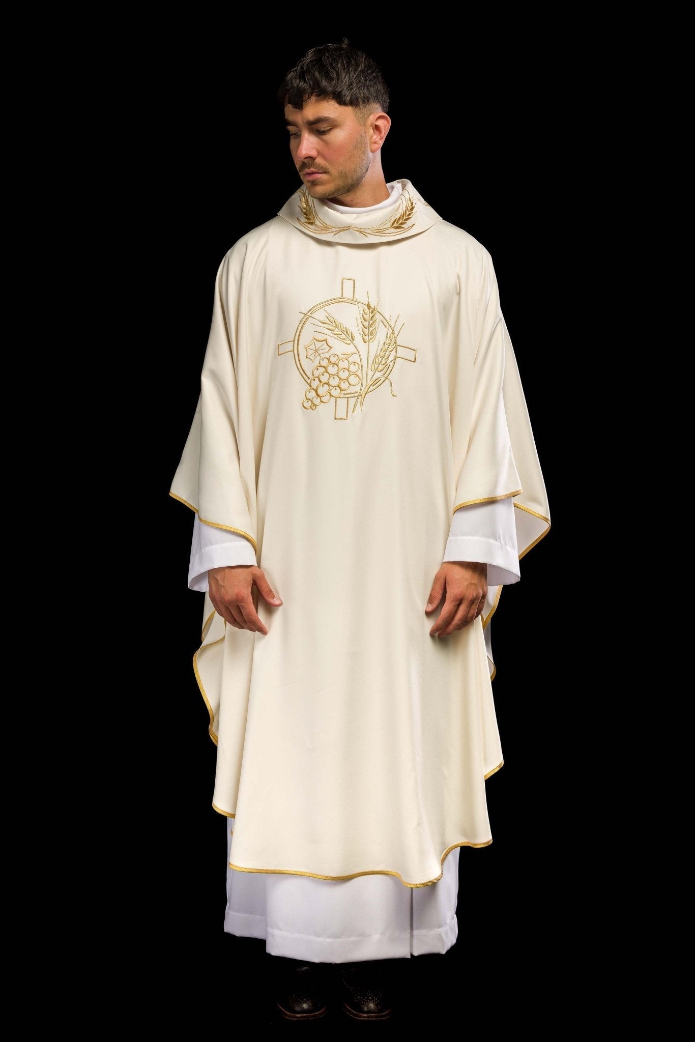 Casulla con cruz bordada y motivos de orejas en color crudo S - 7054 - 05 - 53 - CASULLAS.ES