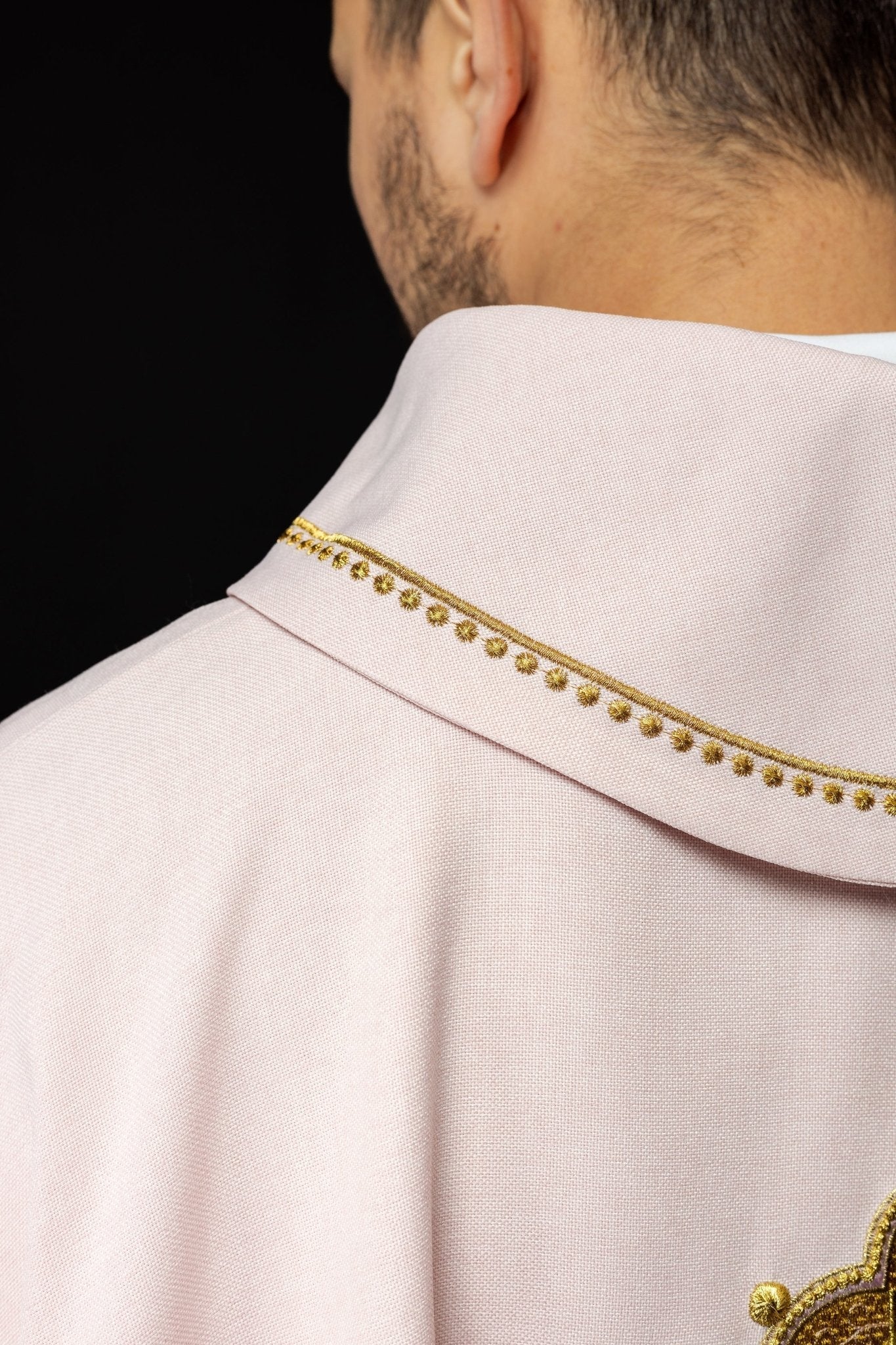 Casulla con cruz bordada y ribete dorado en el cuello de color rosa S - 7065 - 08 - 70 - CASULLAS.ES