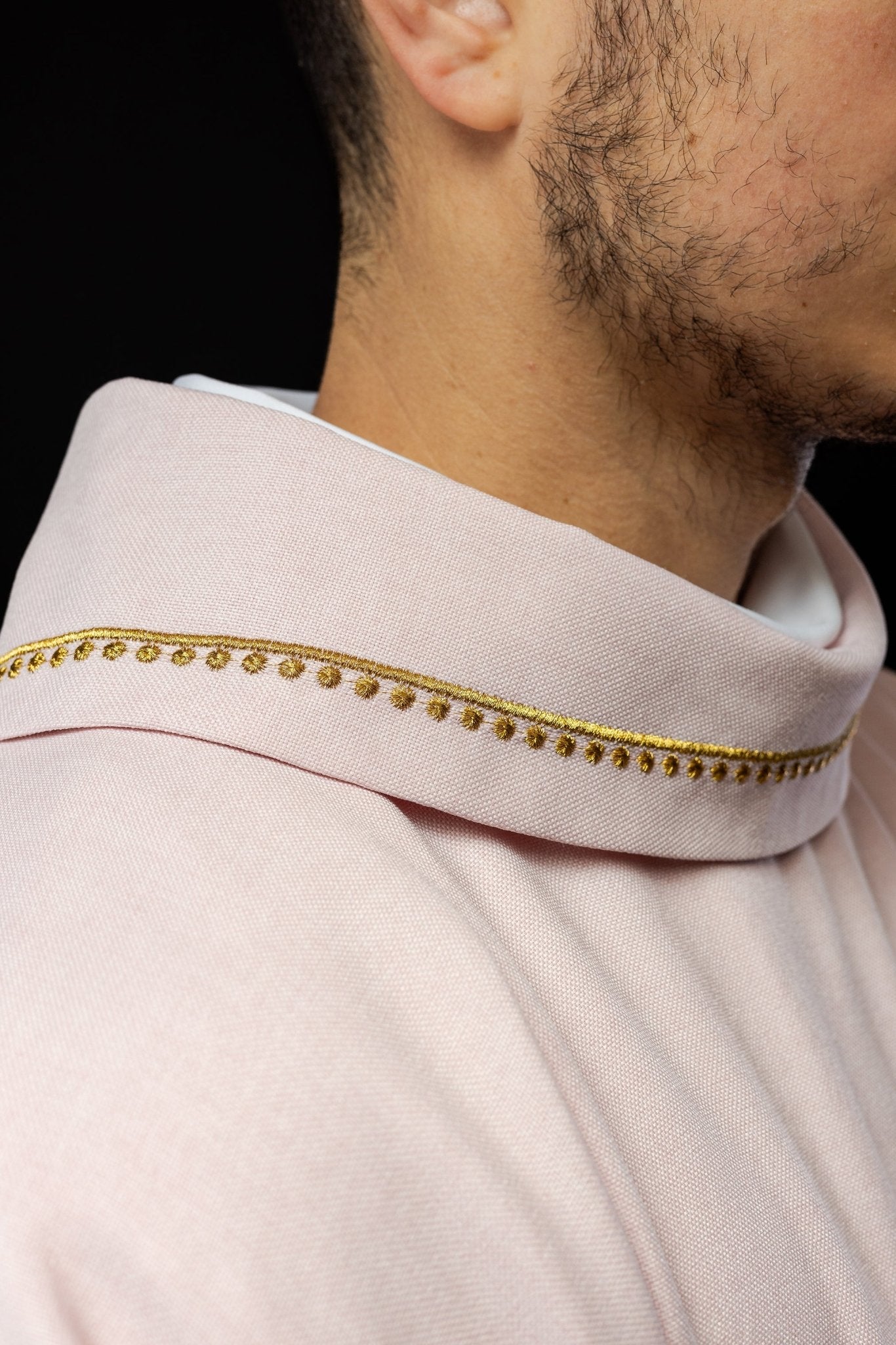Casulla con cruz bordada y ribete dorado en el cuello de color rosa S - 7065 - 08 - 70 - CASULLAS.ES