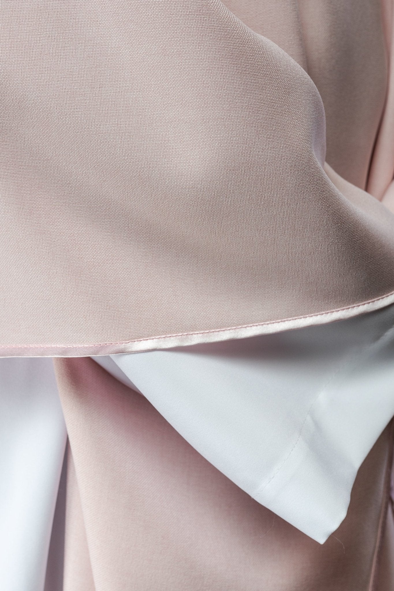 Casulla con cruz bordada y ribete dorado en el cuello de color rosa S - 7065 - 08 - 70 - CASULLAS.ES