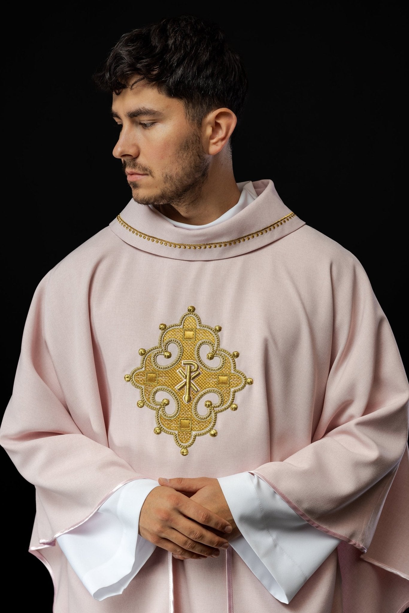 Casulla con cruz bordada y ribete dorado en el cuello de color rosa S - 7065 - 08 - 70 - CASULLAS.ES