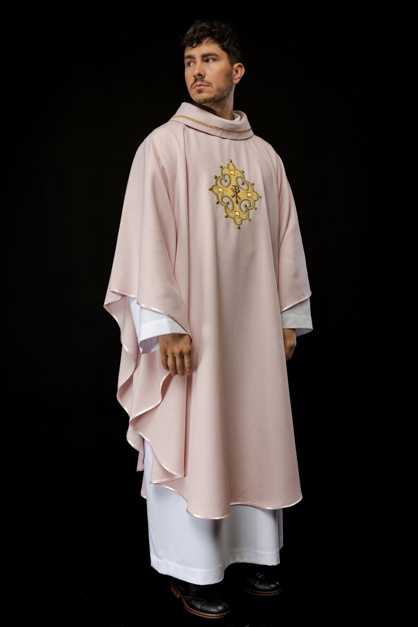 Casulla con cruz bordada y ribete dorado en el cuello de color rosa S - 7065 - 08 - 70 - CASULLAS.ES