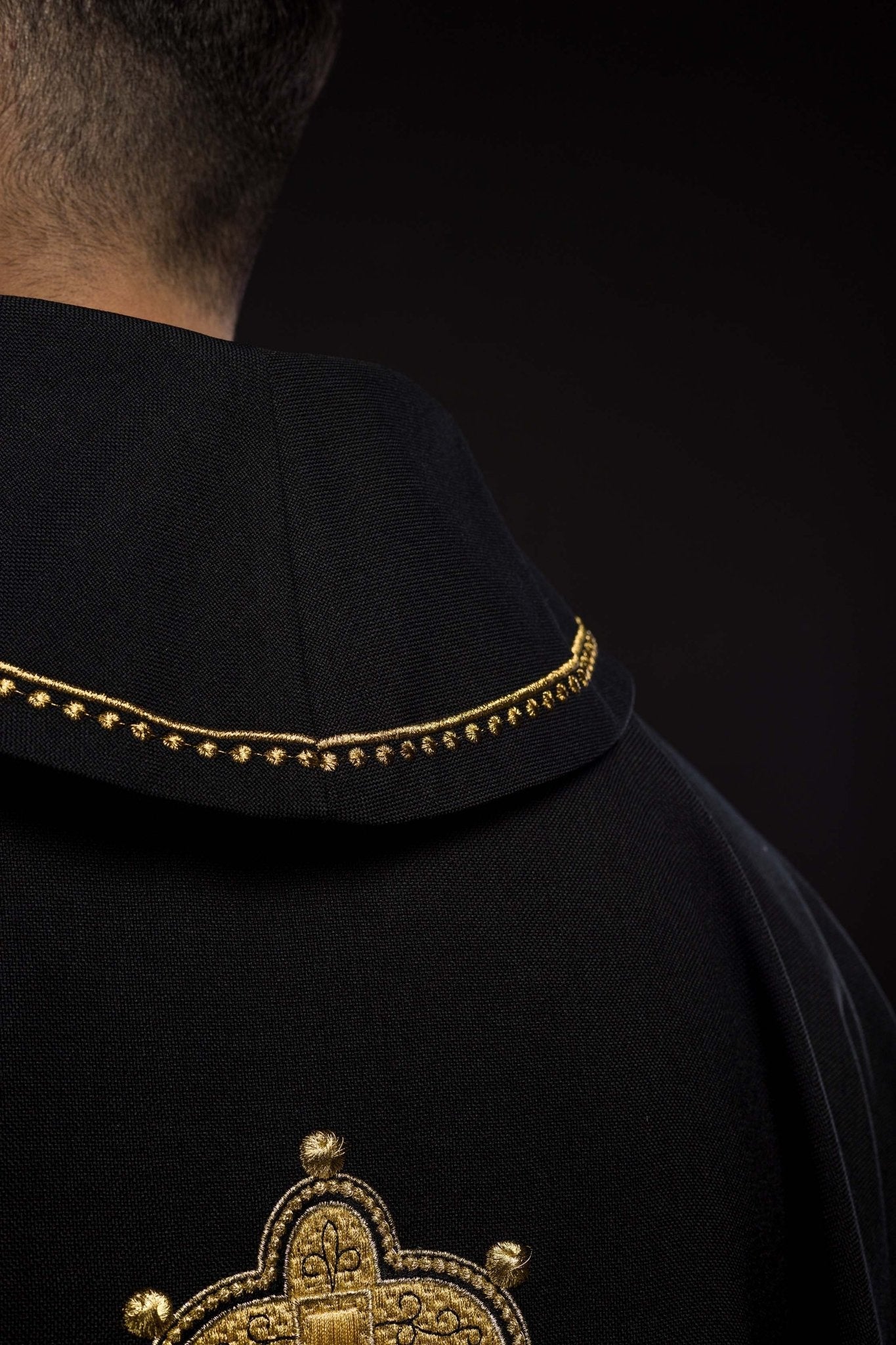 Casulla con cruz bordada y ribete dorado en el cuello y de color negro S - 7065 - 07 - 70 - CASULLAS.ES