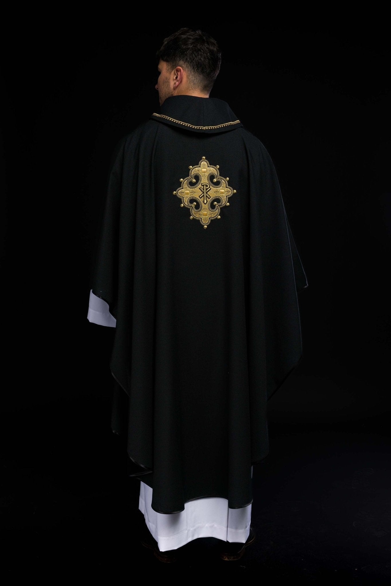 Casulla con cruz bordada y ribete dorado en el cuello y de color negro S - 7065 - 07 - 70 - CASULLAS.ES