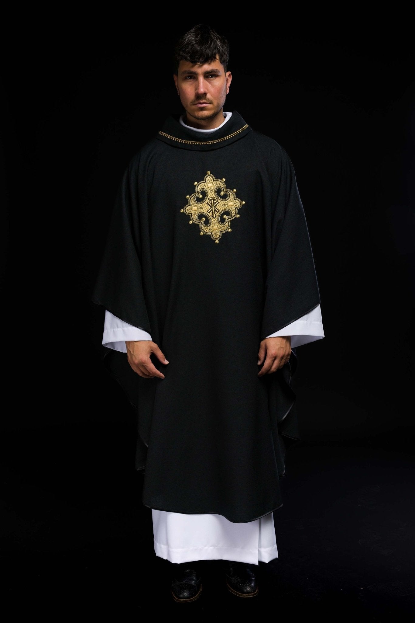 Casulla con cruz bordada y ribete dorado en el cuello y de color negro S - 7065 - 07 - 70 - CASULLAS.ES