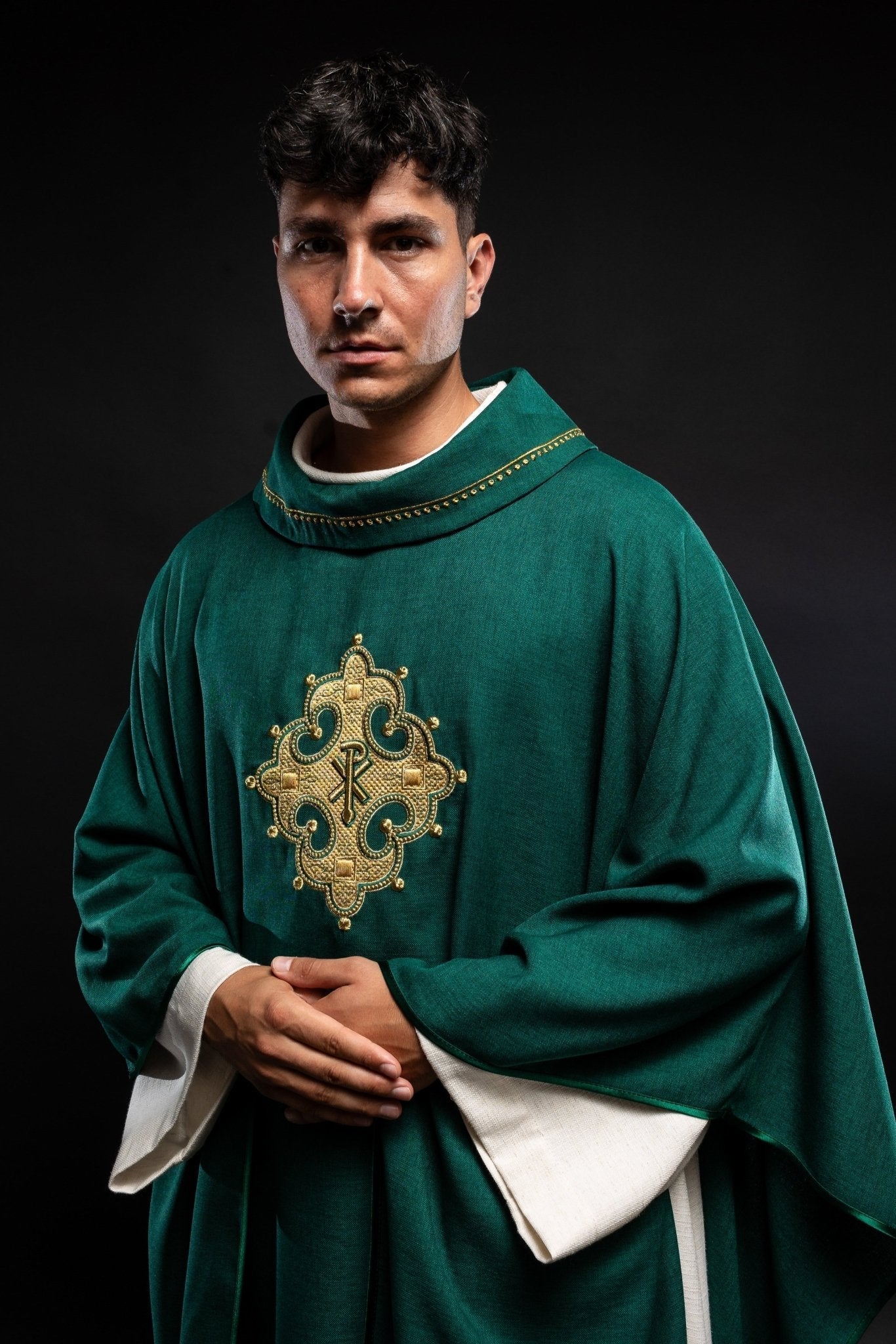 Casulla con cruz bordada y ribete dorado en el cuello y de color verde S - 7065 - 01 - 70 - CASULLAS.ES