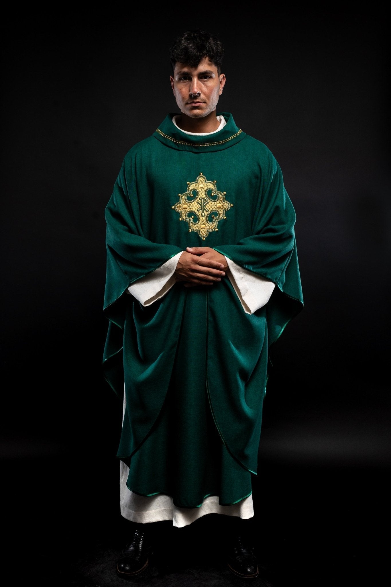 Casulla con cruz bordada y ribete dorado en el cuello y de color verde S - 7065 - 01 - 70 - CASULLAS.ES