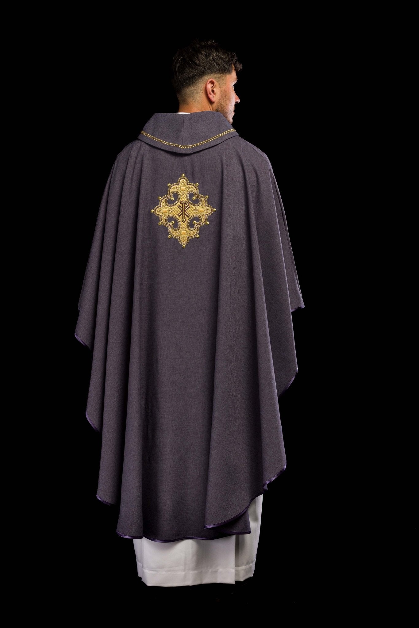 Casulla con cruz bordada y ribete dorado en el cuello y de color violeta S - 7065 - 03 - 70 - CASULLAS.ES