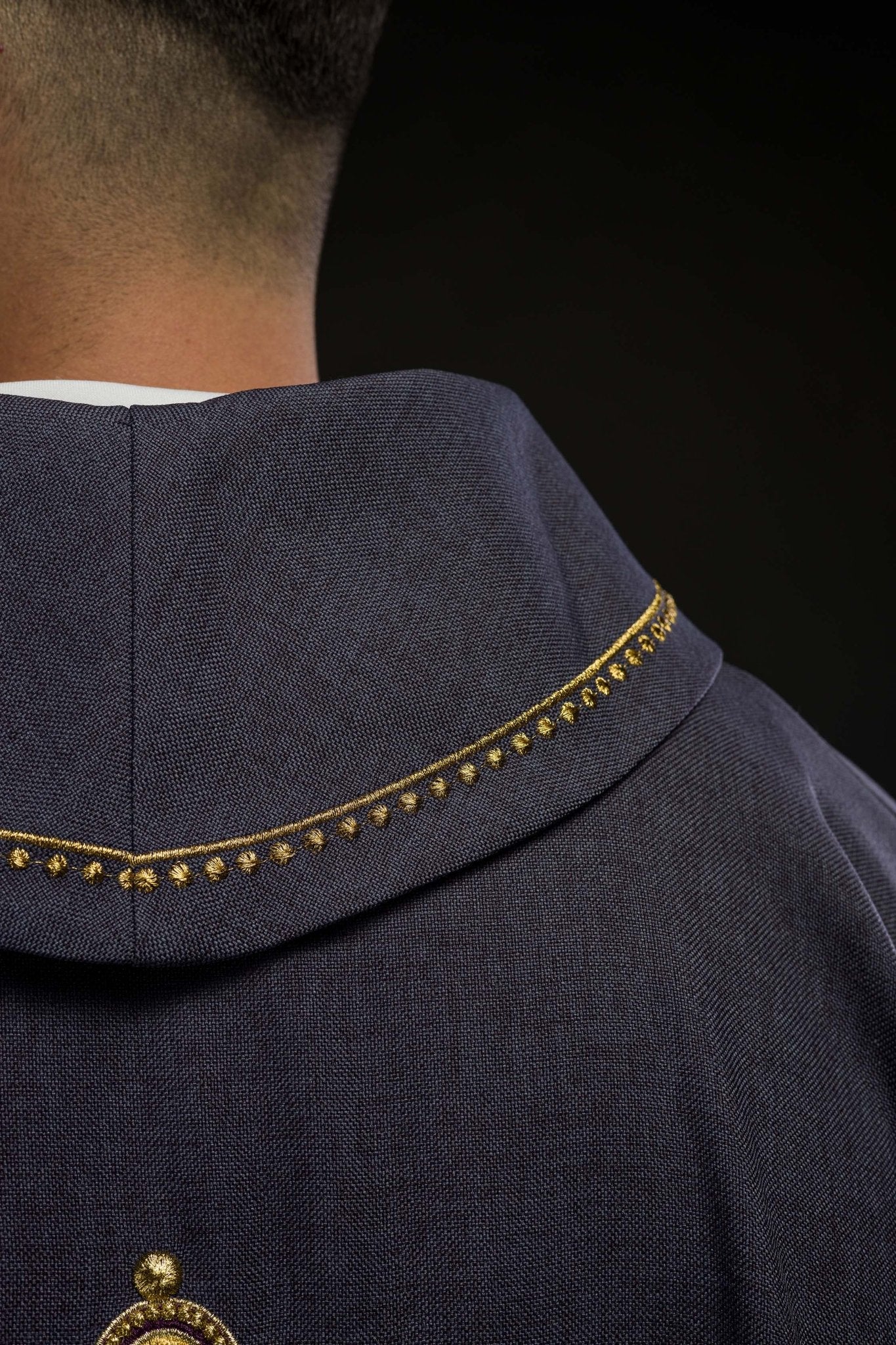 Casulla con cruz bordada y ribete dorado en el cuello y de color violeta S - 7065 - 03 - 70 - CASULLAS.ES