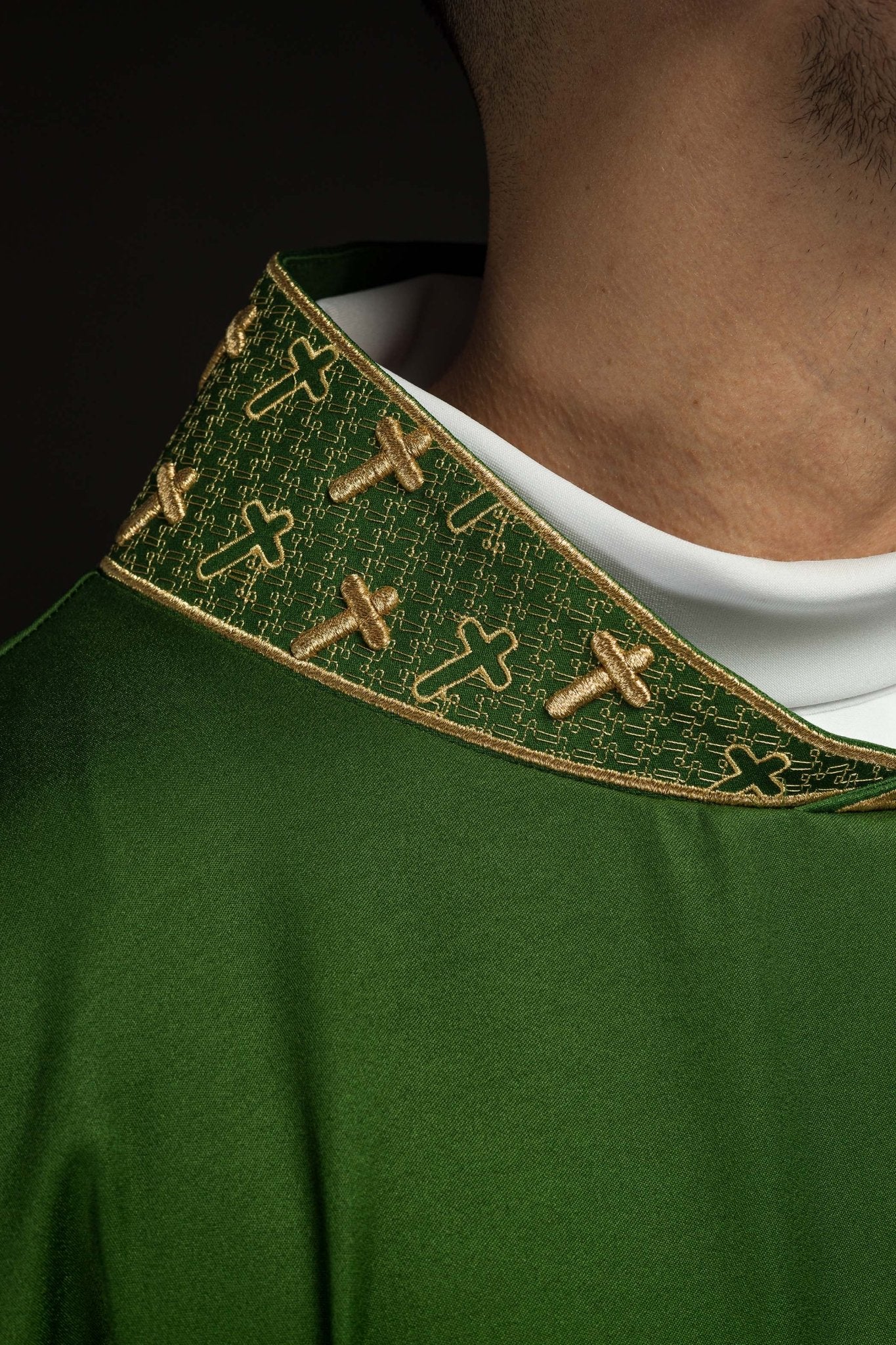 Casulla con cruz y cuello ricamente bordados en verde S-7061-01-53 - CASULLAS.ES