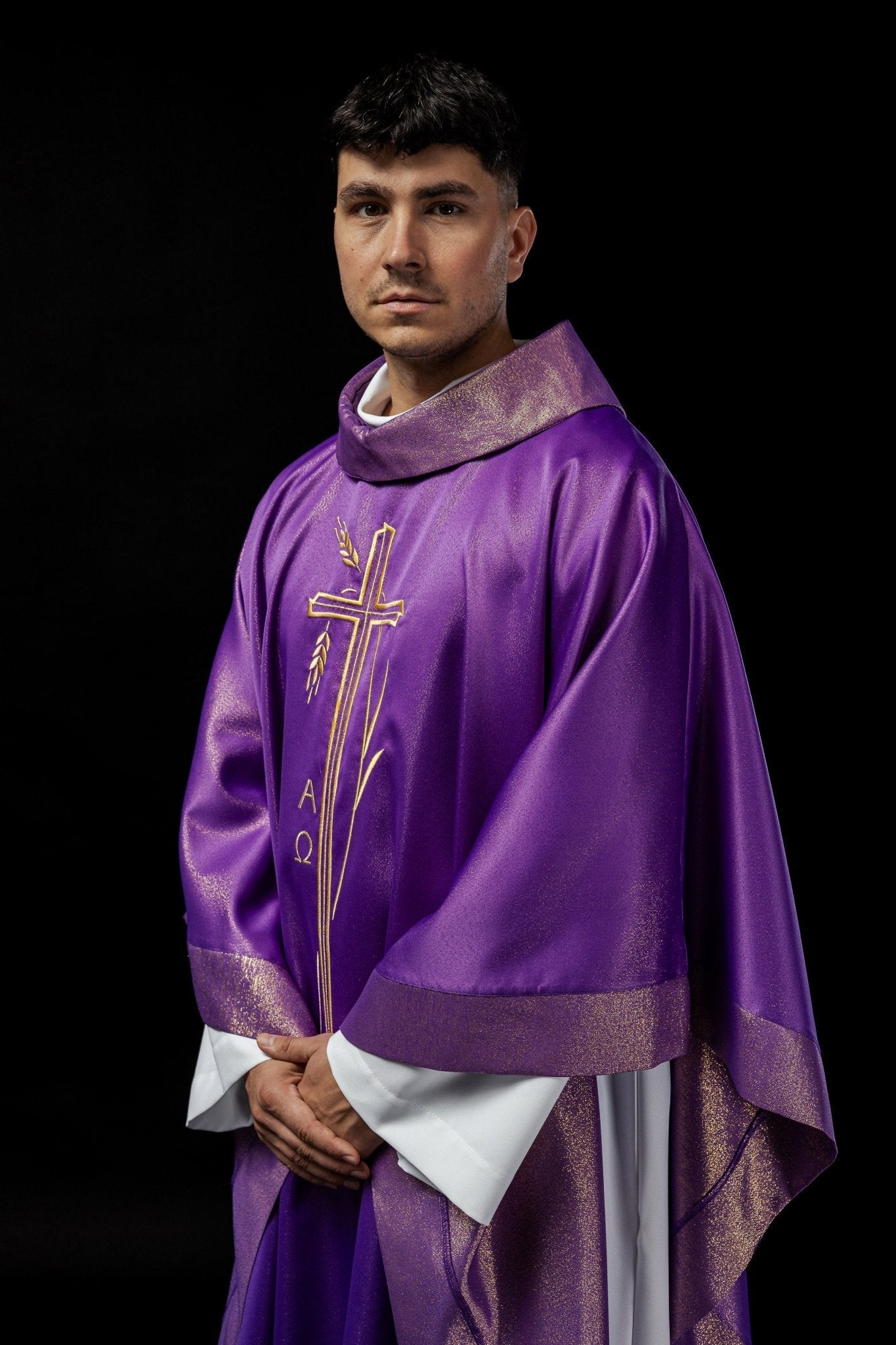 Casulla con motivo de cruz y espiga de color morado S - 7052 - 03 - 54 - CASULLAS.ES