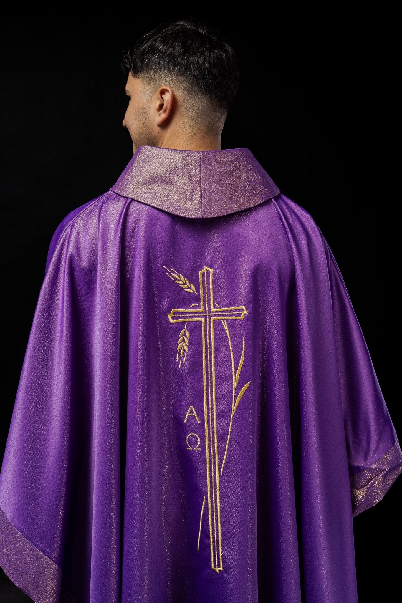 Casulla con motivo de cruz y espiga de color morado S - 7052 - 03 - 54 - CASULLAS.ES