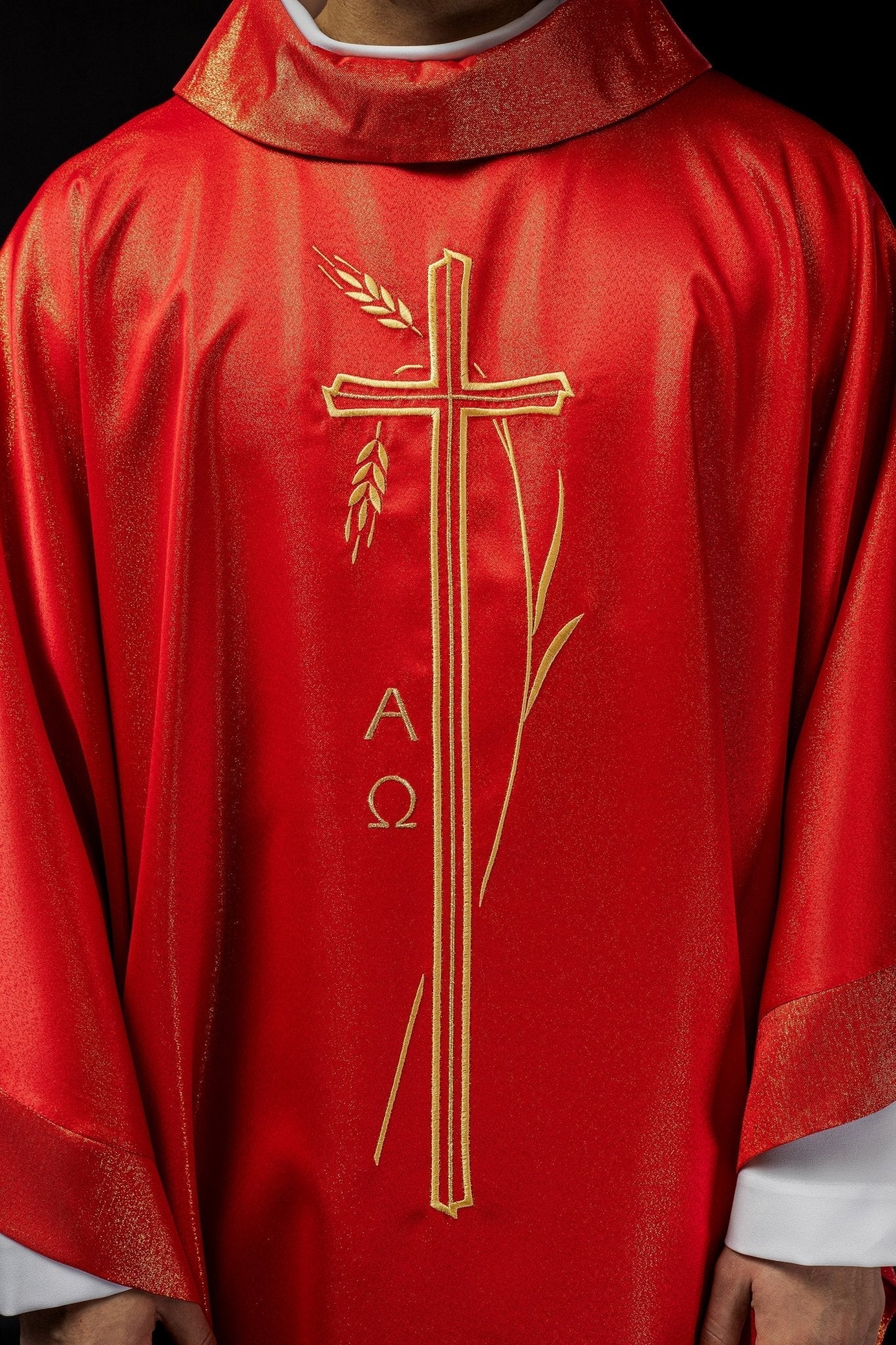 Casulla con motivo de cruz y espiga en rojo S - 7052 - 02 - 54 - CASULLAS.ES