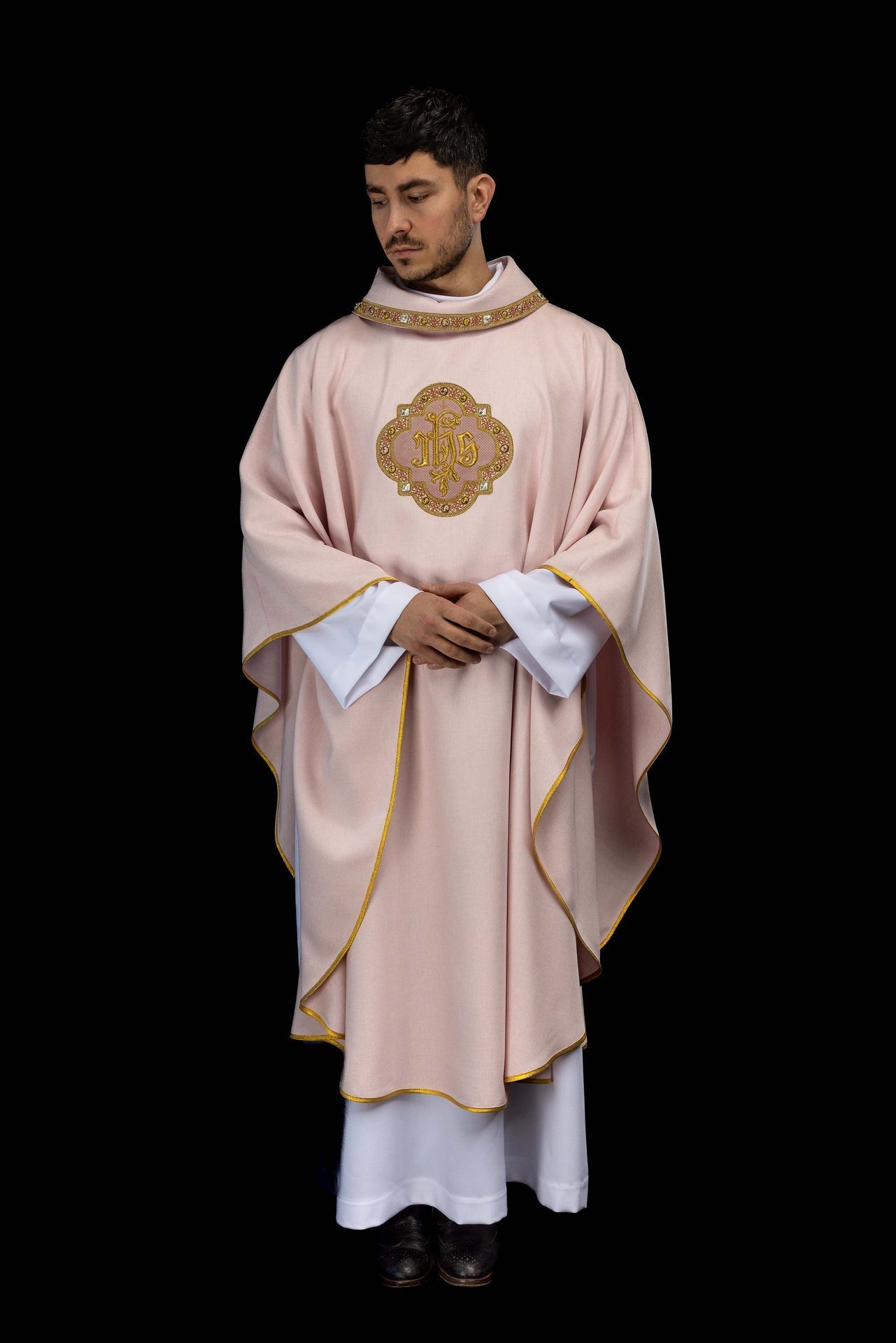 Casulla con rico bordado IHS y cuello en color rosa S-7073-08-70 - CASULLAS.ES