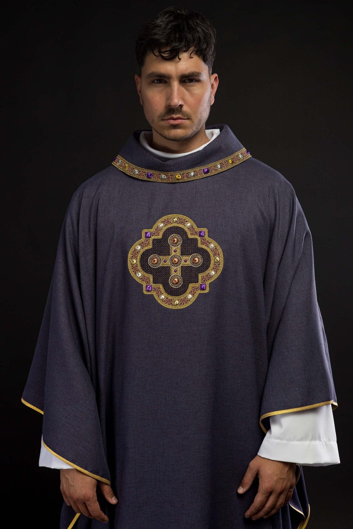 Casulla de color morado con ribetes bordados en el cuello y alrededor del bordado de la cruz. S - 7066 - 03 - 70 - CASULLAS.ES