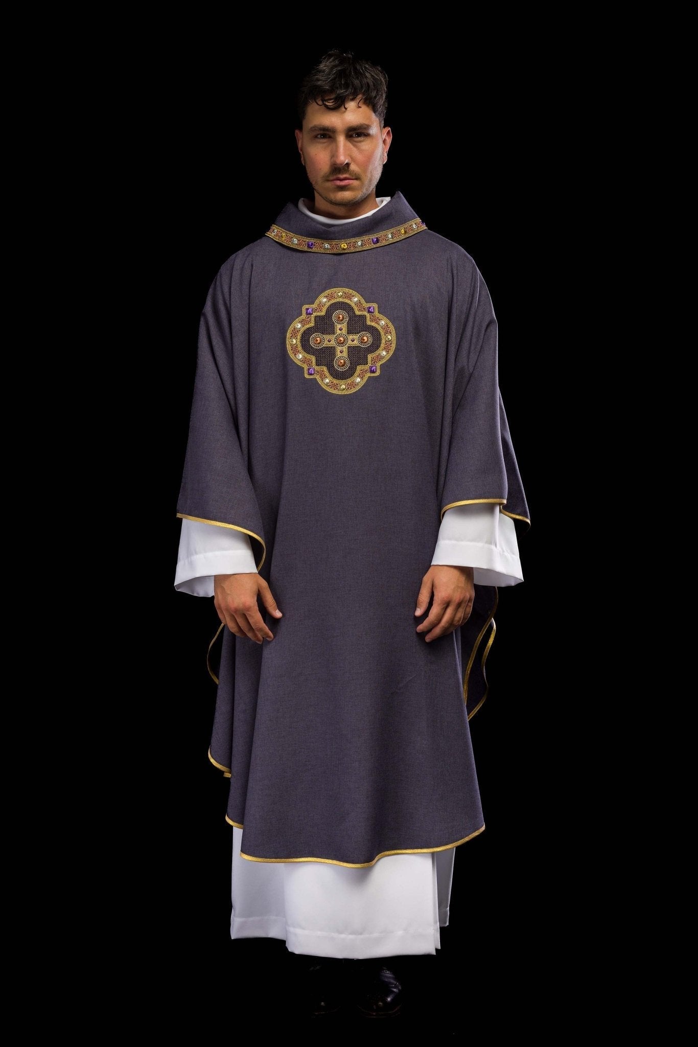 Casulla de color morado con ribetes bordados en el cuello y alrededor del bordado de la cruz. S - 7066 - 03 - 70 - CASULLAS.ES