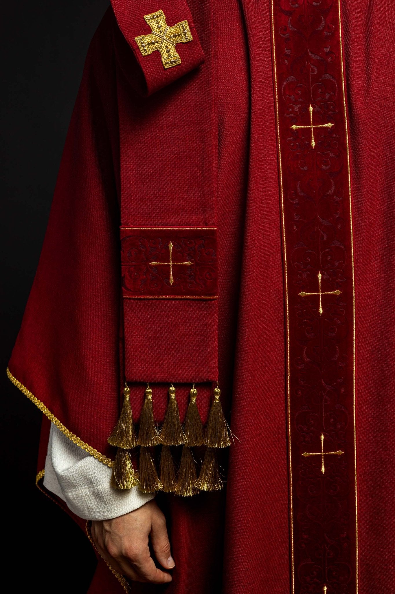 Casulla de color rojo con banda bordada con cruces LE/7074/02 - CASULLAS.ES