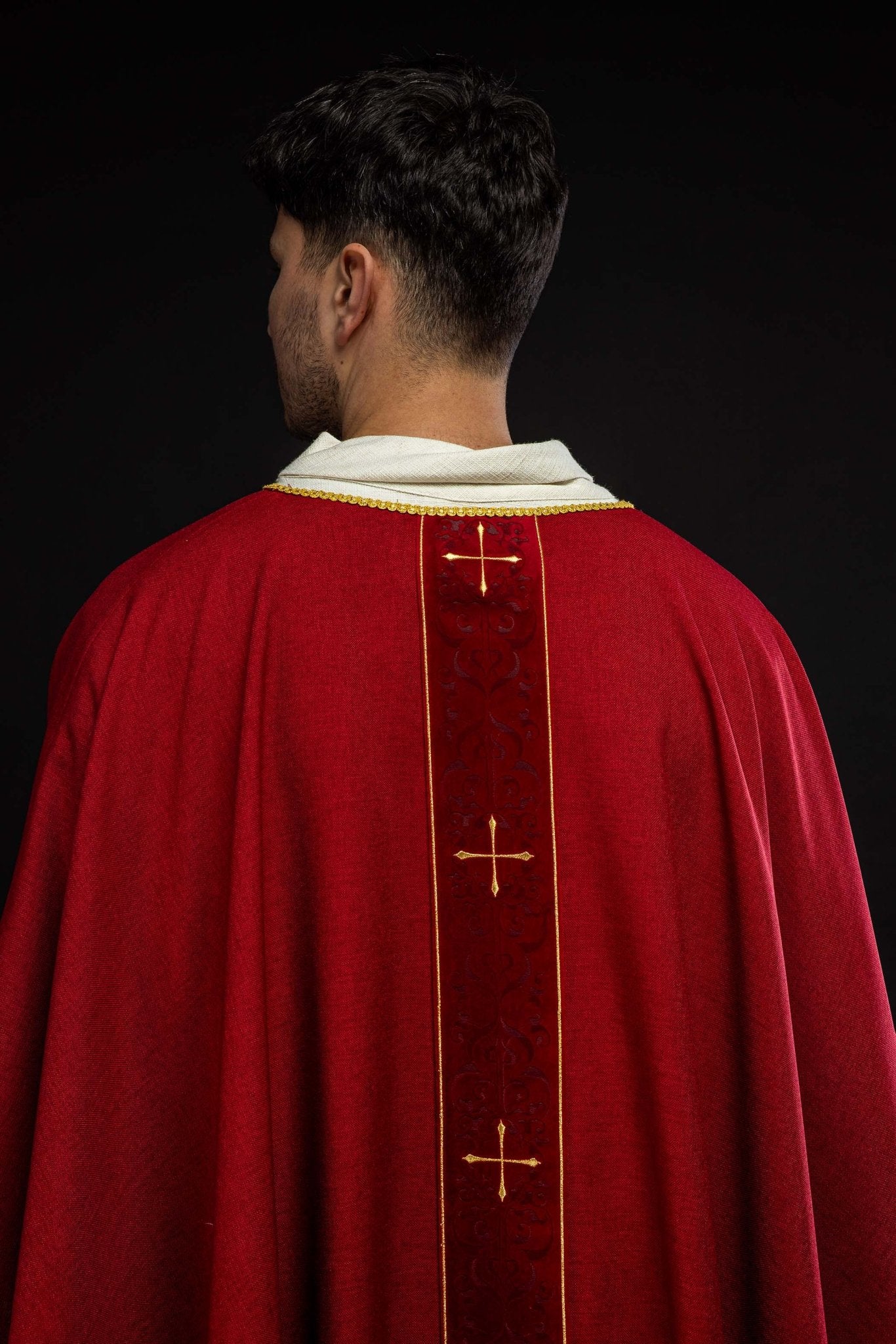 Casulla de color rojo con banda bordada con cruces LE/7074/02 - CASULLAS.ES