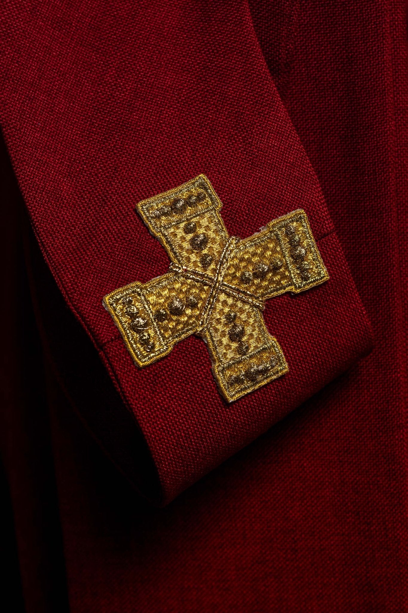 Casulla de color rojo con banda bordada con cruces LE/7074/02 - CASULLAS.ES