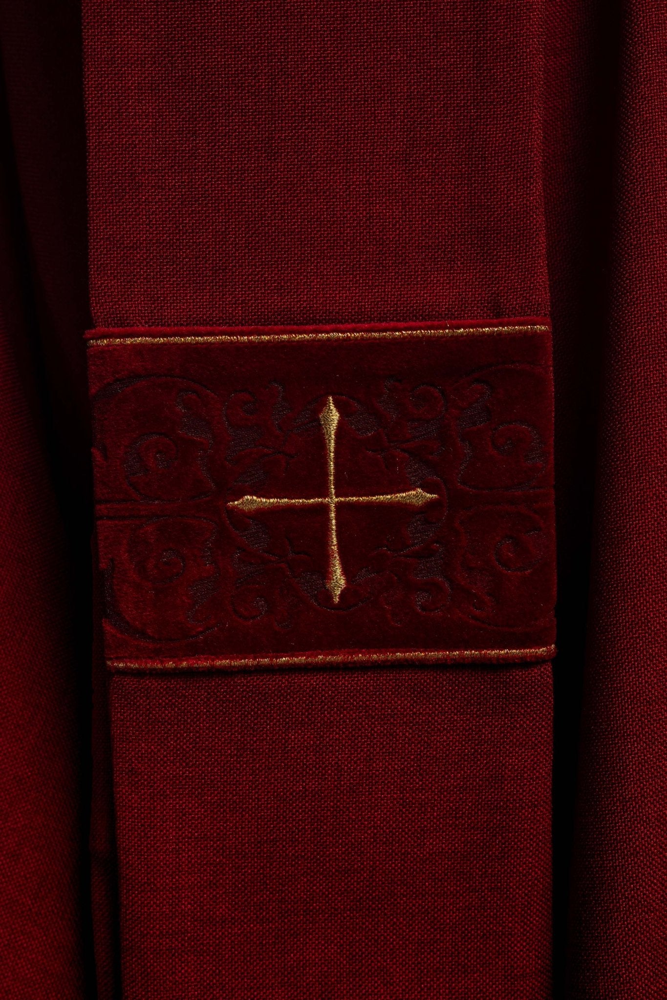 Casulla de color rojo con banda bordada con cruces LE/7074/02 - CASULLAS.ES