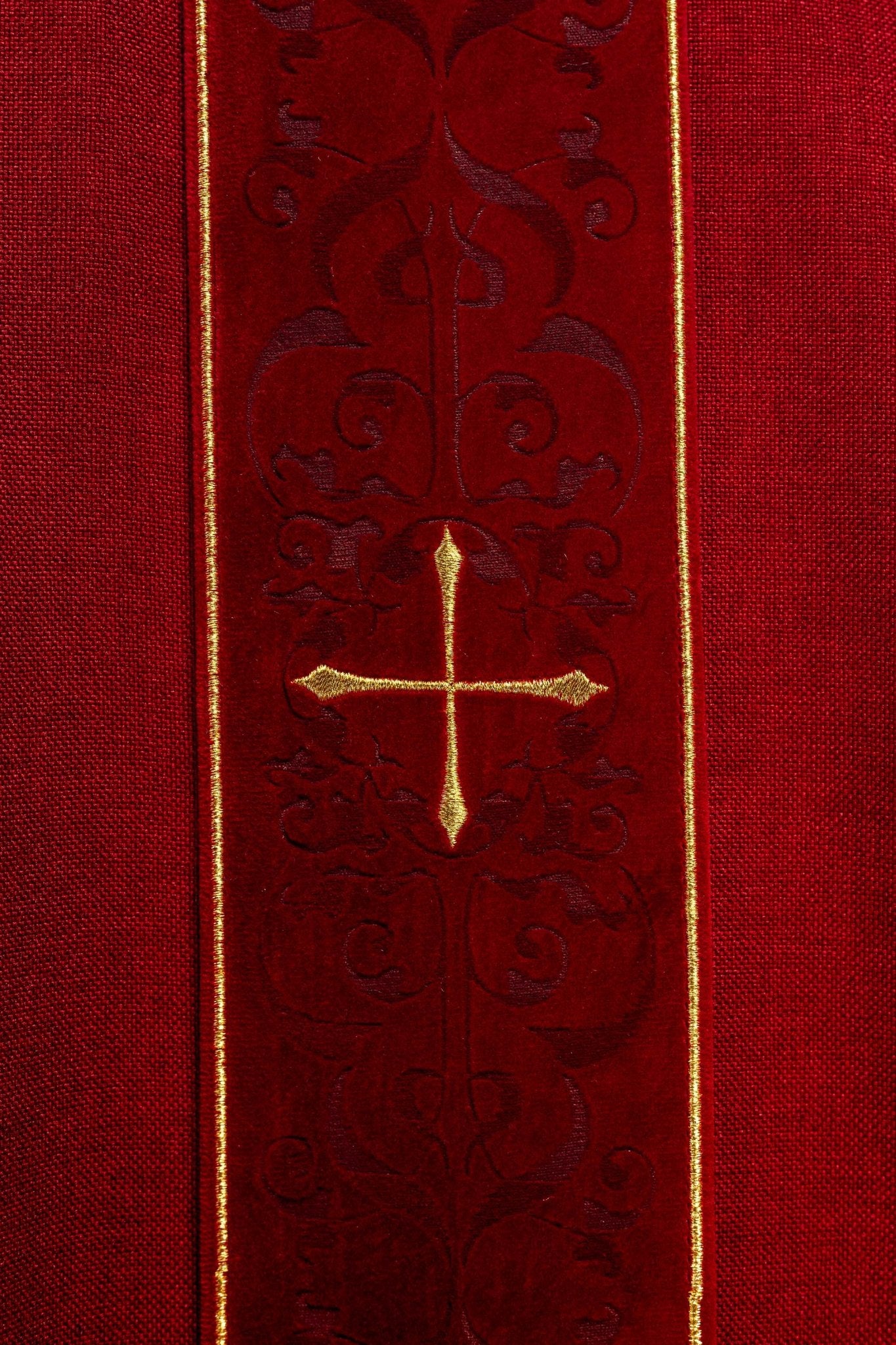 Casulla de color rojo con banda bordada con cruces LE/7074/02 - CASULLAS.ES