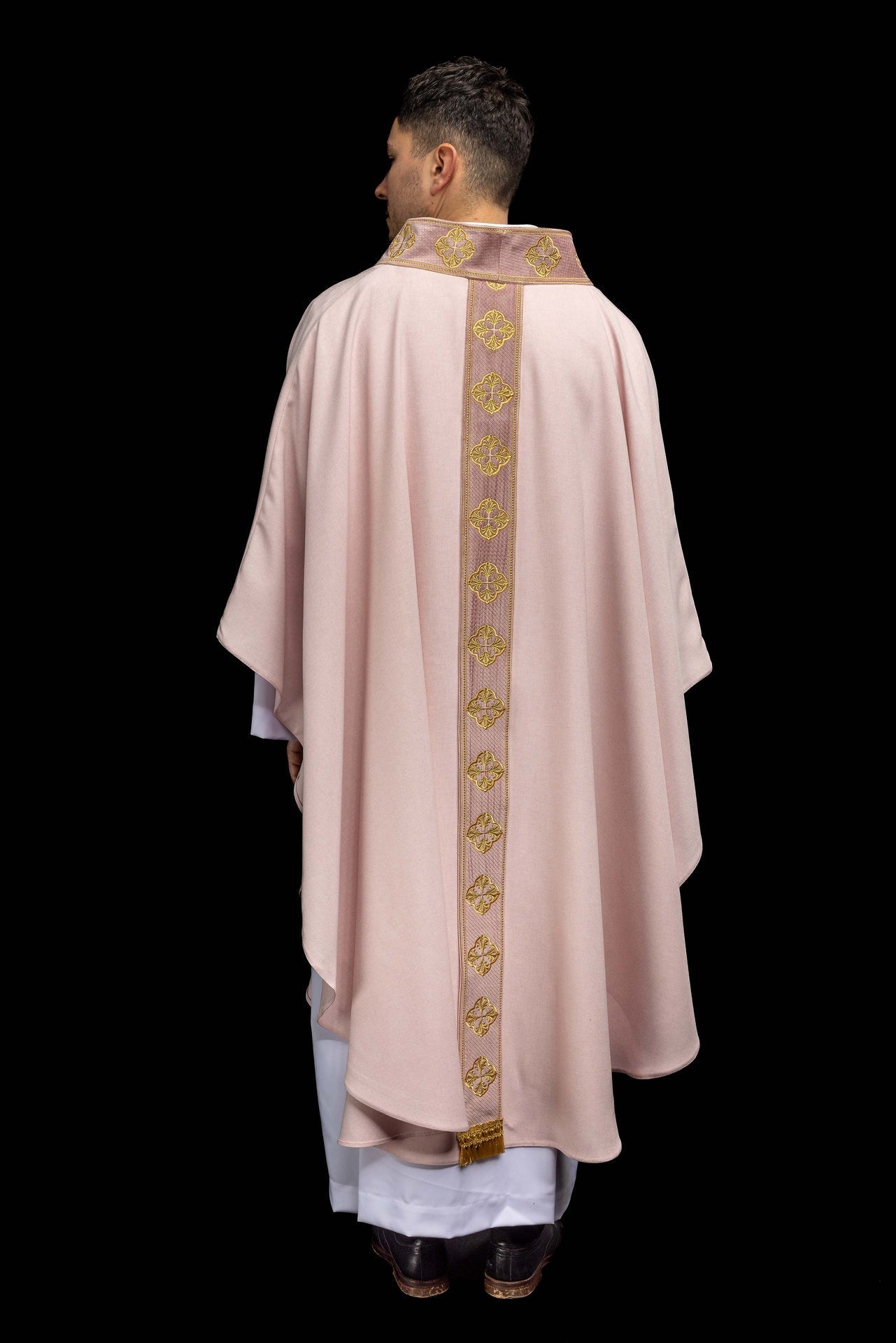 Casulla de color rosa con banda bordada y cuello con cruces S-7069-08-70 - CASULLAS.ES