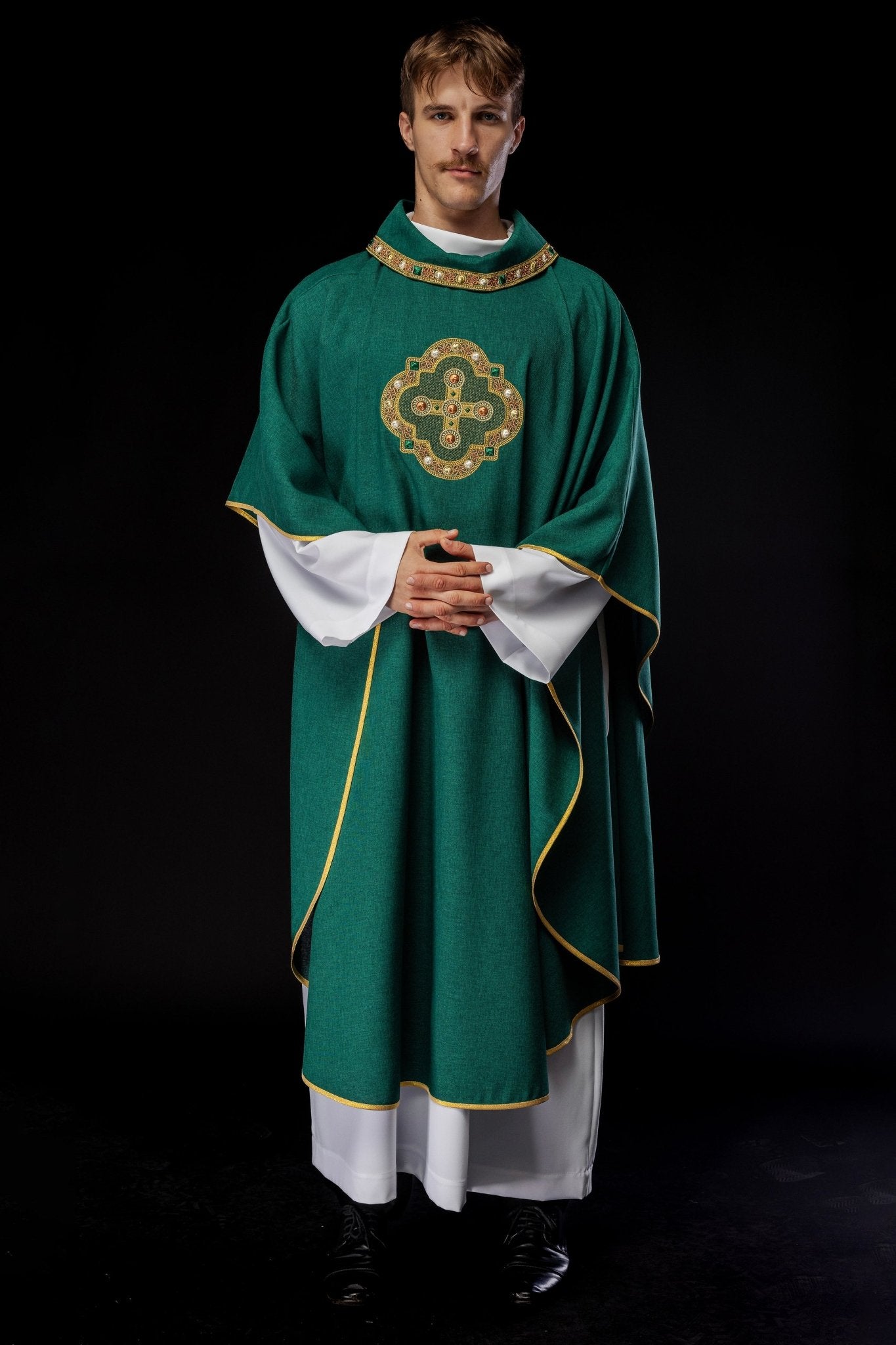 Casulla de color verde con ribetes bordados en el cuello y alrededor del bordado de la cruz S - 7066 - 01 - 70 - CASULLAS.ES