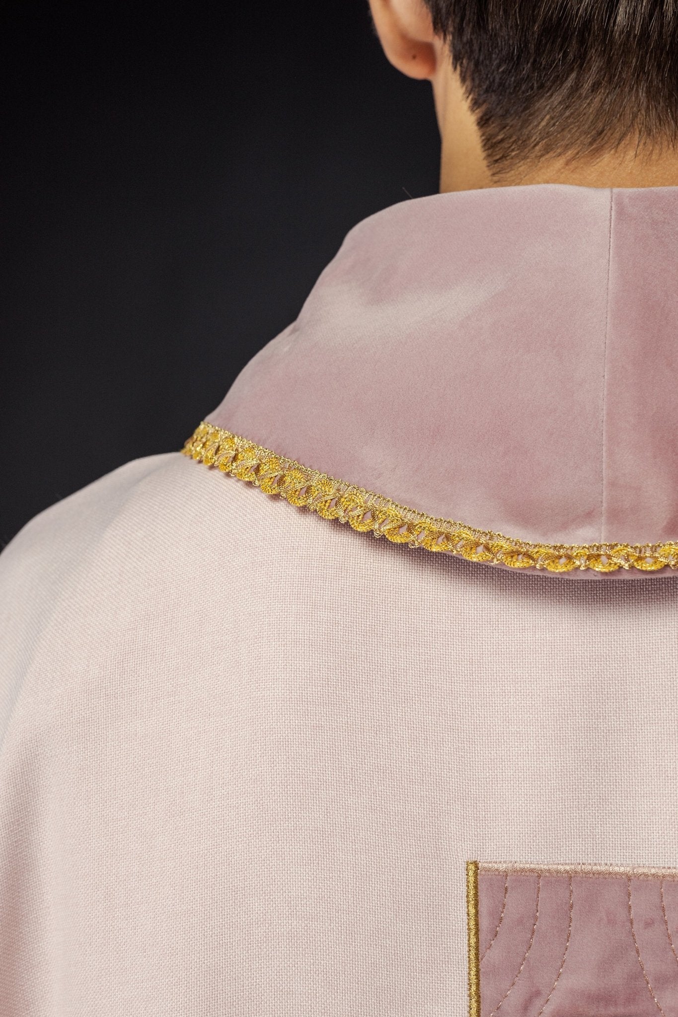 Casulla de cruces bordadas en oro y ribete del cuello en rosa S - 7068 - 08 - 70 - CASULLAS.ES