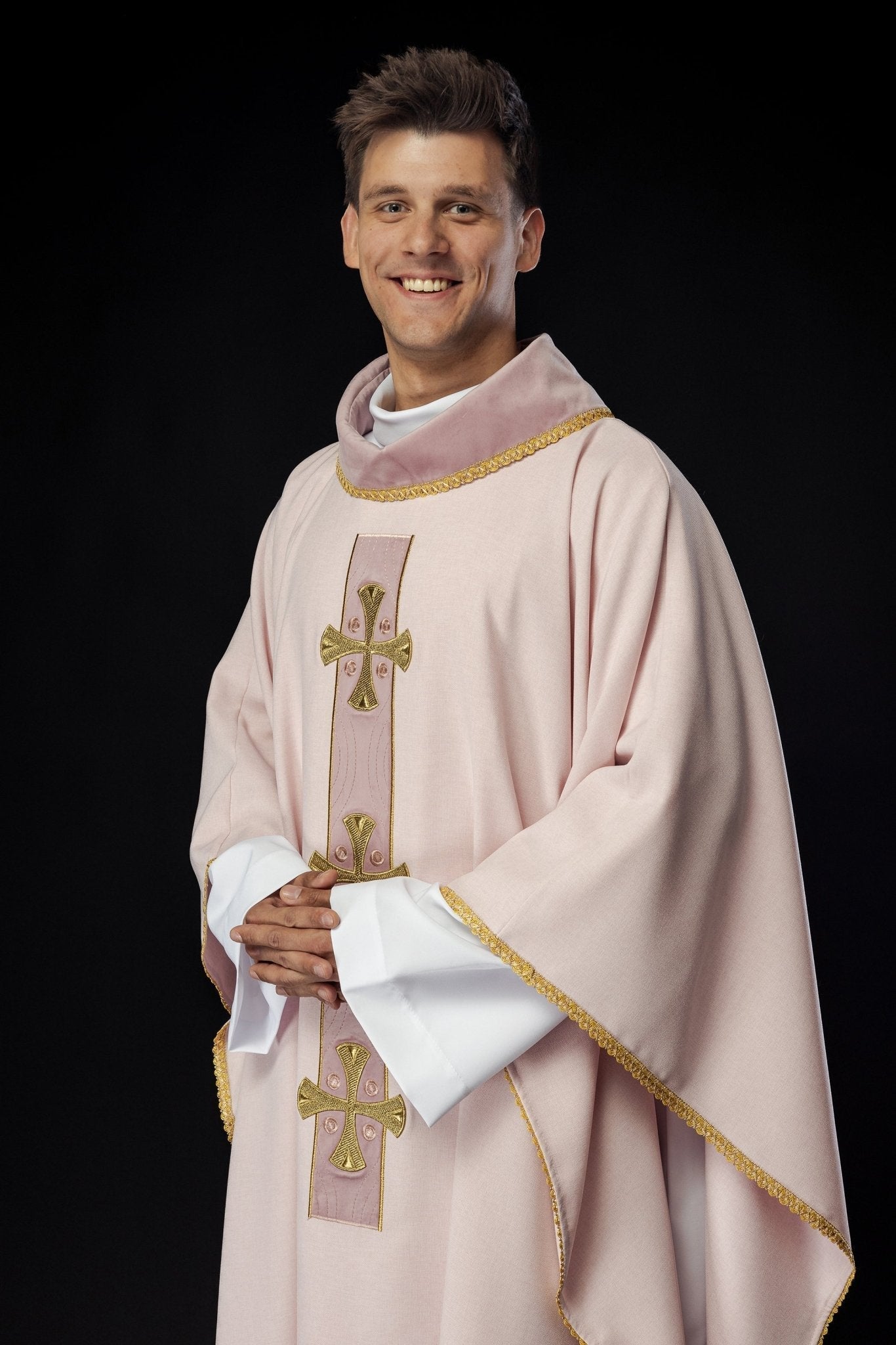 Casulla de cruces bordadas en oro y ribete del cuello en rosa S - 7068 - 08 - 70 - CASULLAS.ES