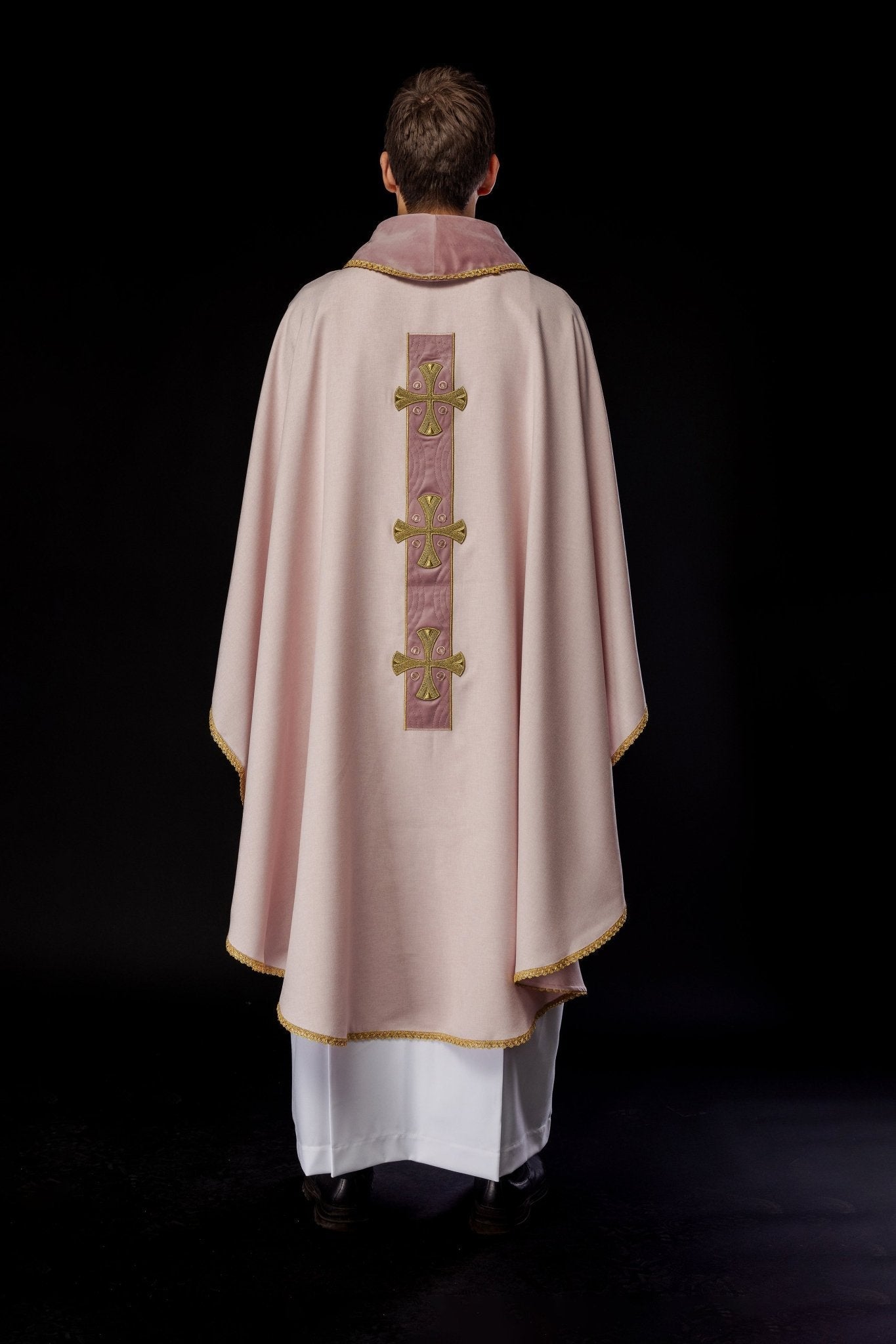 Casulla de cruces bordadas en oro y ribete del cuello en rosa S - 7068 - 08 - 70 - CASULLAS.ES
