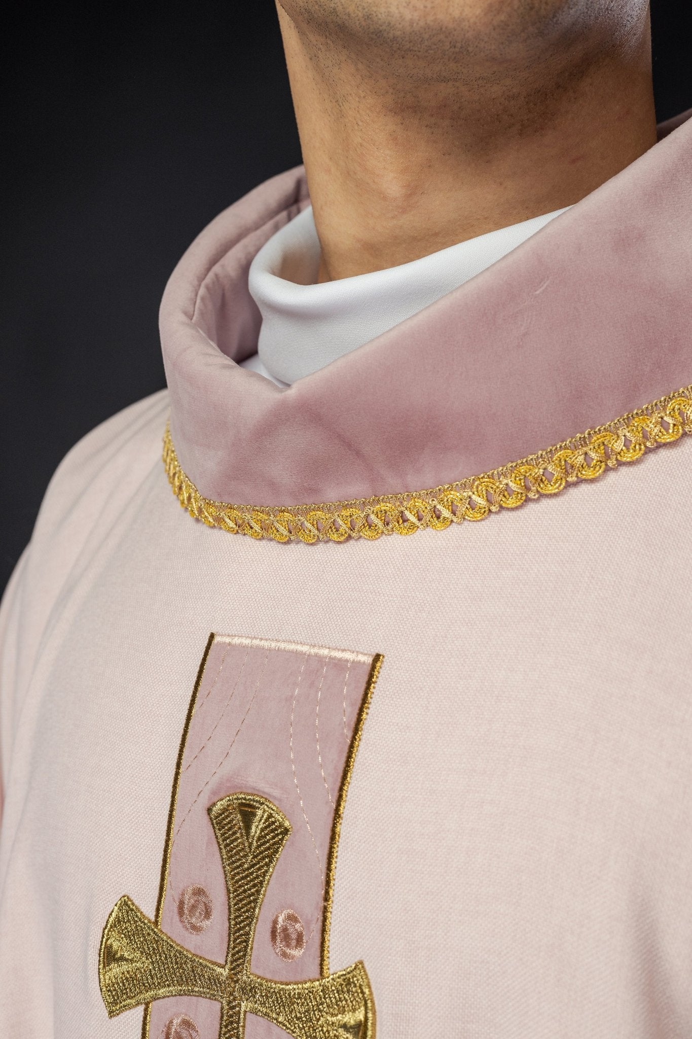 Casulla de cruces bordadas en oro y ribete del cuello en rosa S - 7068 - 08 - 70 - CASULLAS.ES