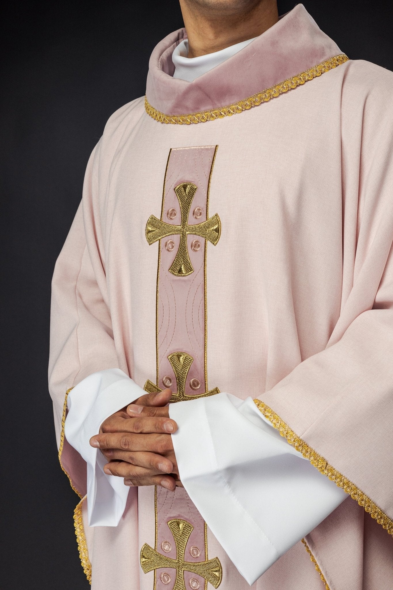 Casulla de cruces bordadas en oro y ribete del cuello en rosa S - 7068 - 08 - 70 - CASULLAS.ES