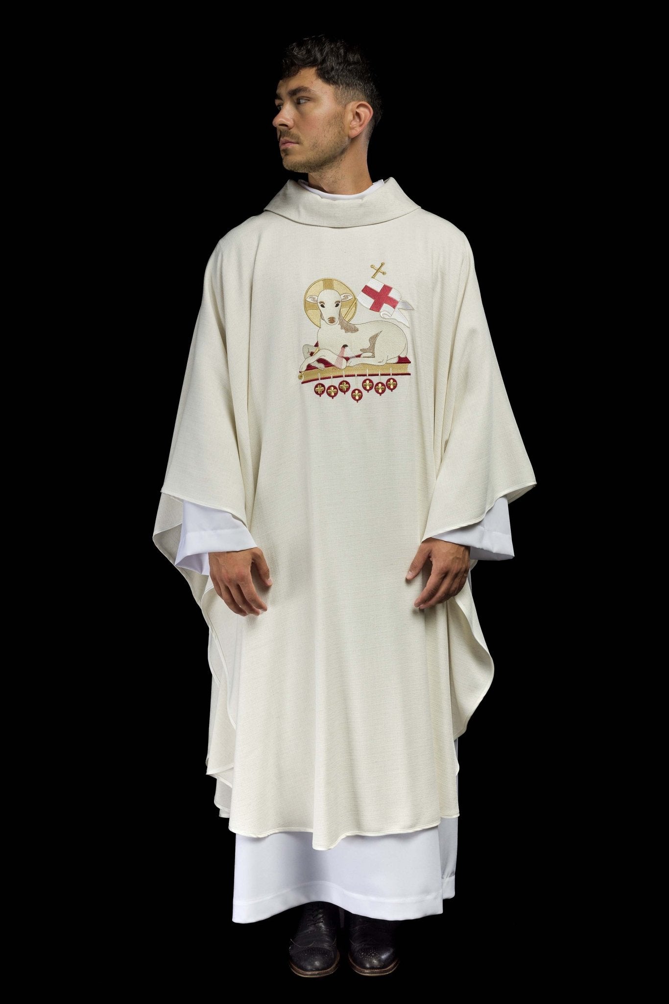 Casulla de Pascua hecha de tela natural con cordero bordado KDT/7049/05/49 ECRU - CASULLAS.ES
