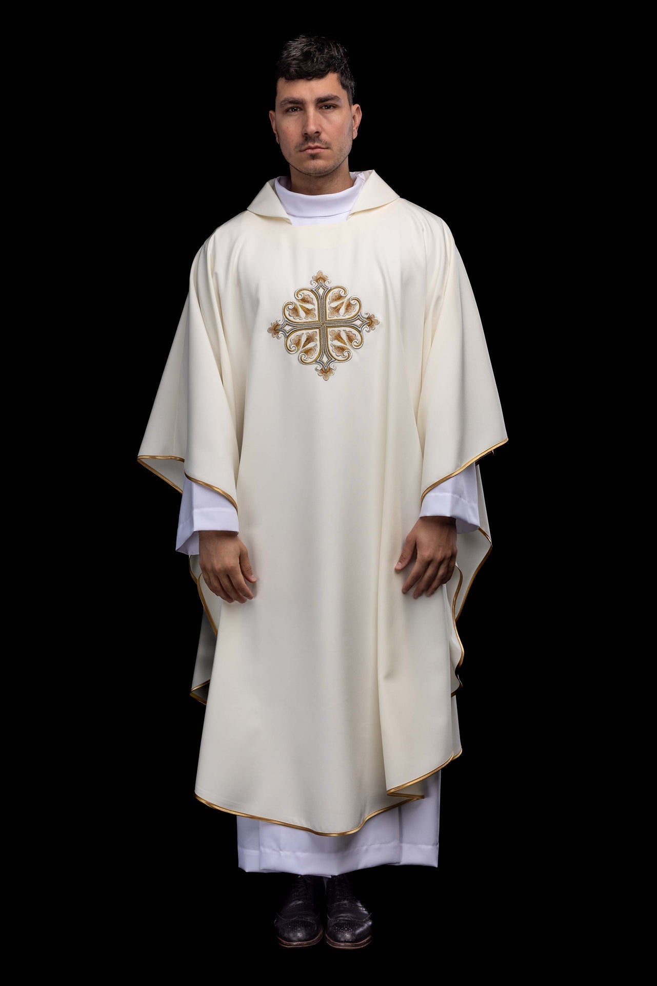 Casulla ecru bordada con cruz ornamentada y cuello amplio KOK/003/05/12/KARO - CASULLAS.ES