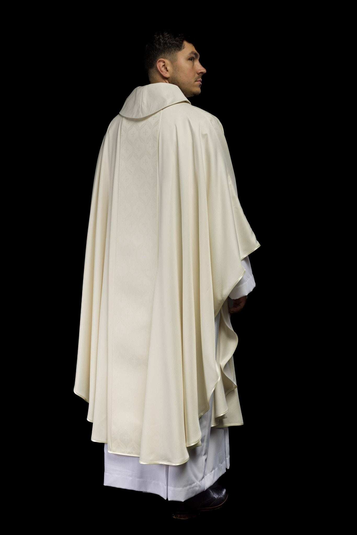 Casulla écru con banda jacquard decorada con cruces KOR/402/05/53 - CASULLAS.ES