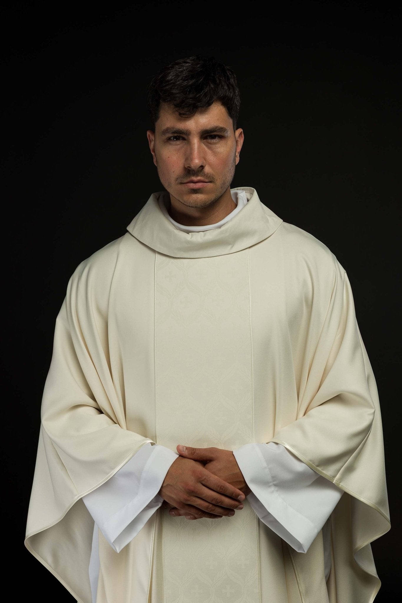 Casulla écru con banda jacquard decorada con cruces KOR/402/05/53 - CASULLAS.ES