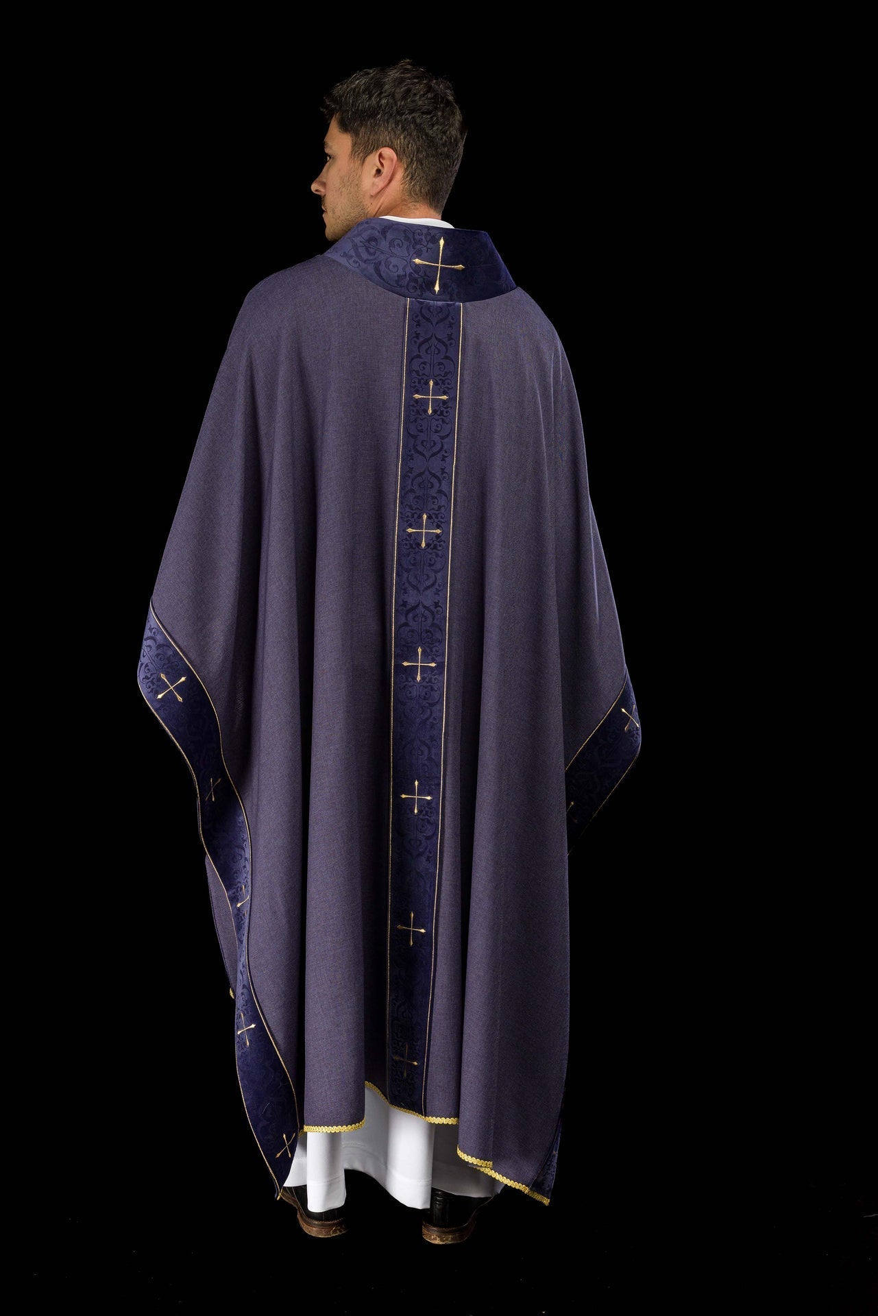 Casulla en color morado con banda y cuello bordados de cruces LE/7073/03 - CASULLAS.ES