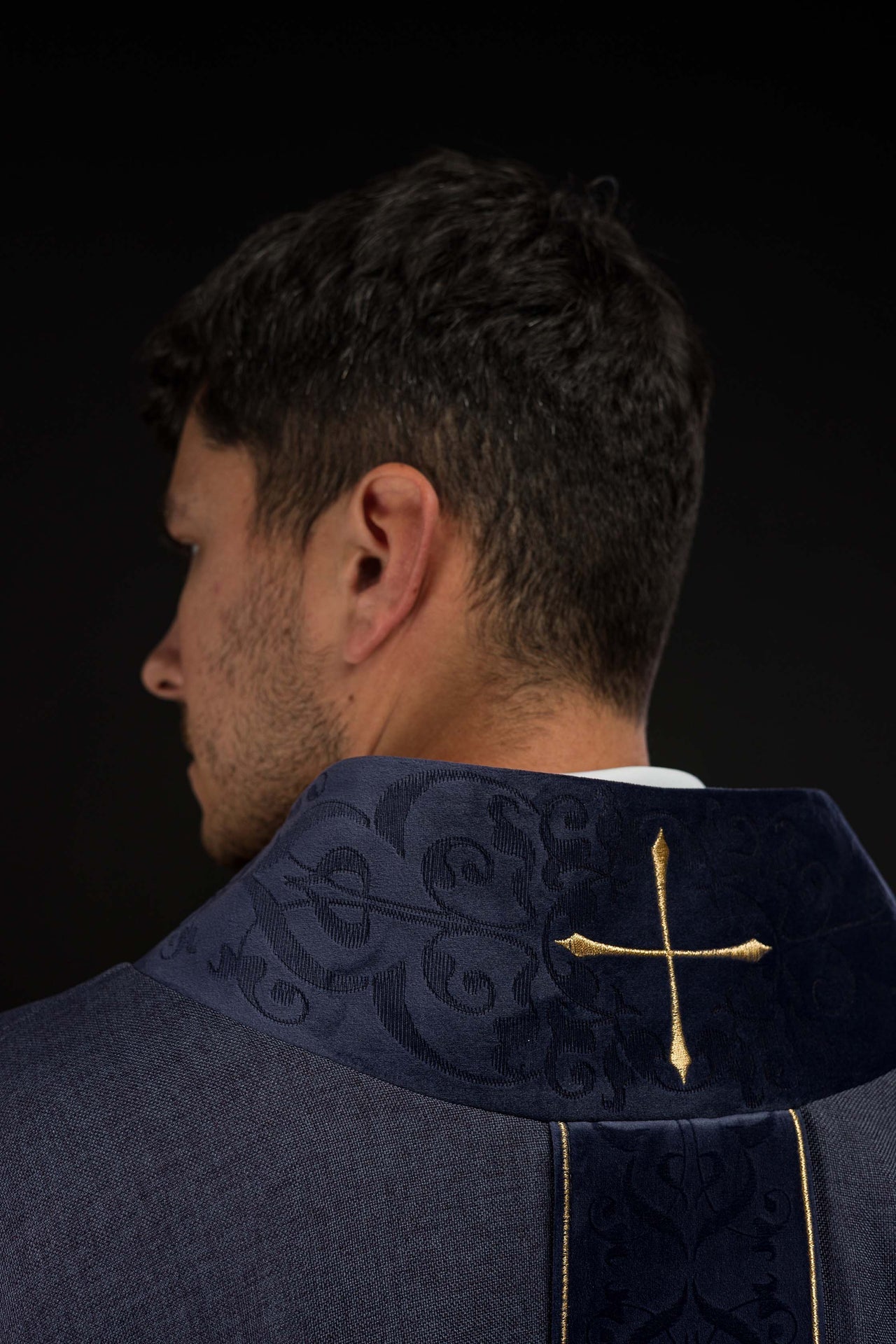 Casulla en color morado con banda y cuello bordados de cruces LE/7073/03 - CASULLAS.ES