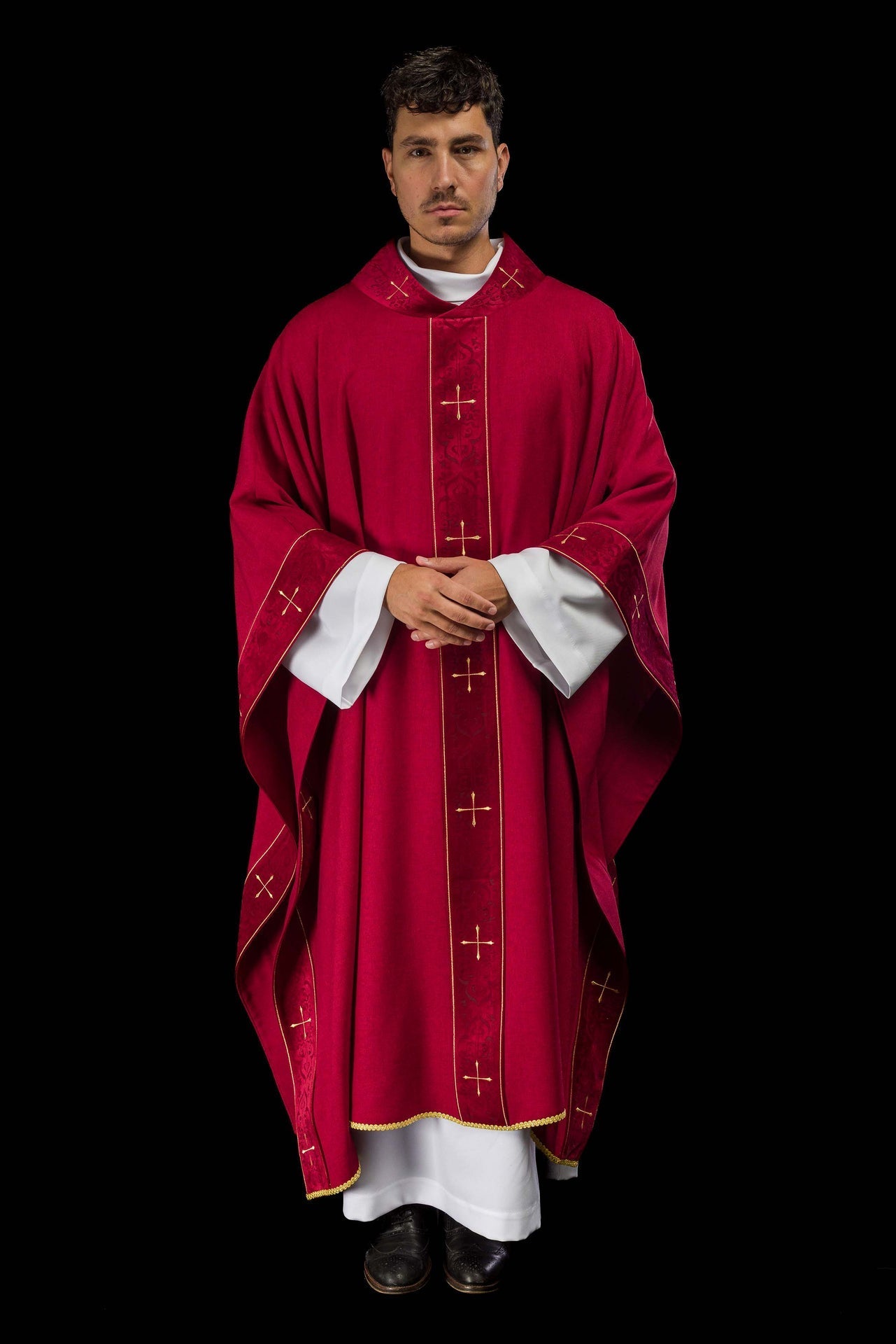 Casulla en color rojo con banda y cuello bordados de cruces LE/7073/02 - CASULLAS.ES