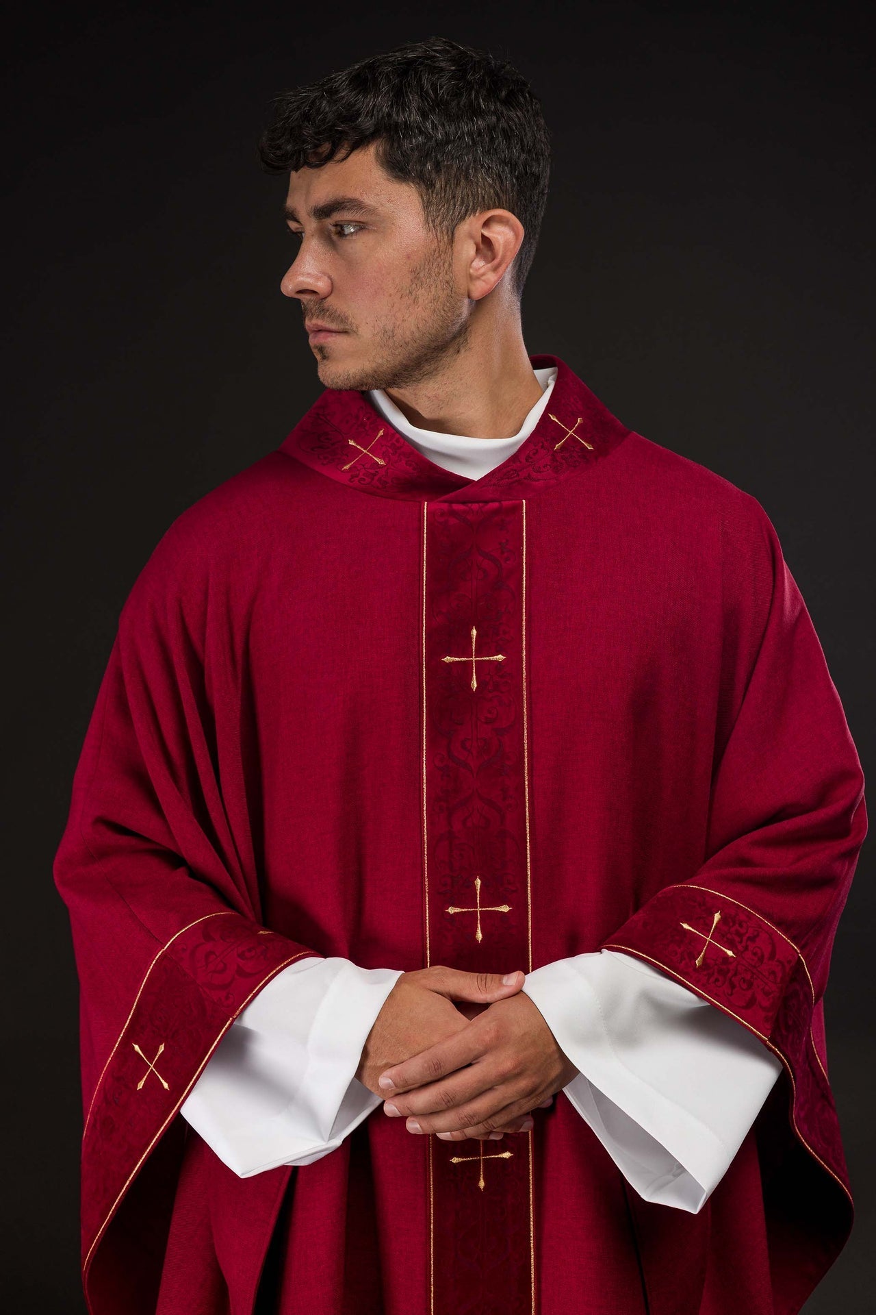 Casulla en color rojo con banda y cuello bordados de cruces LE/7073/02 - CASULLAS.ES