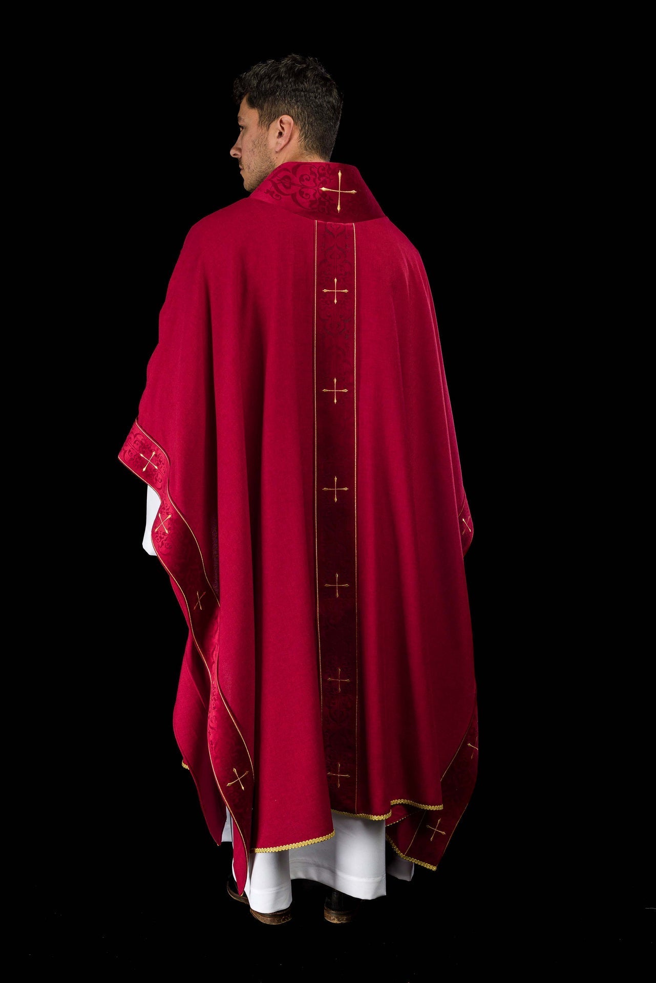 Casulla en color rojo con banda y cuello bordados de cruces LE/7073/02 - CASULLAS.ES