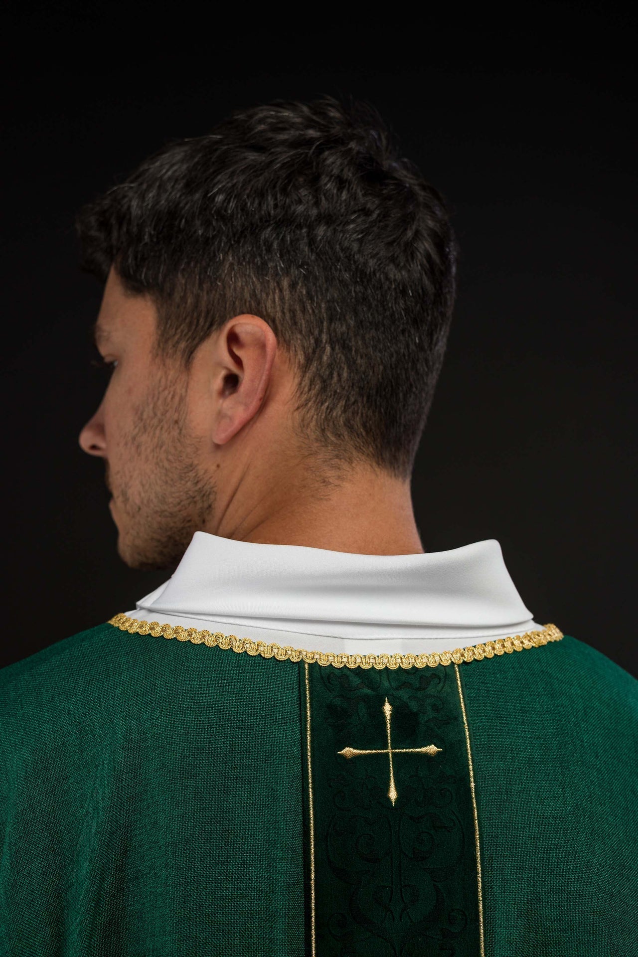 Casulla en color verde con banda bordada de cruces LE/7074/01 - CASULLAS.ES