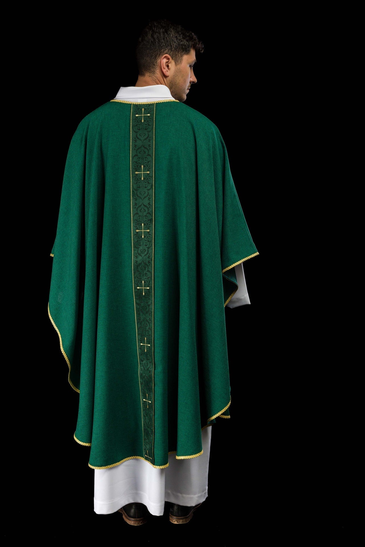 Casulla en color verde con banda bordada de cruces LE/7074/01 - CASULLAS.ES