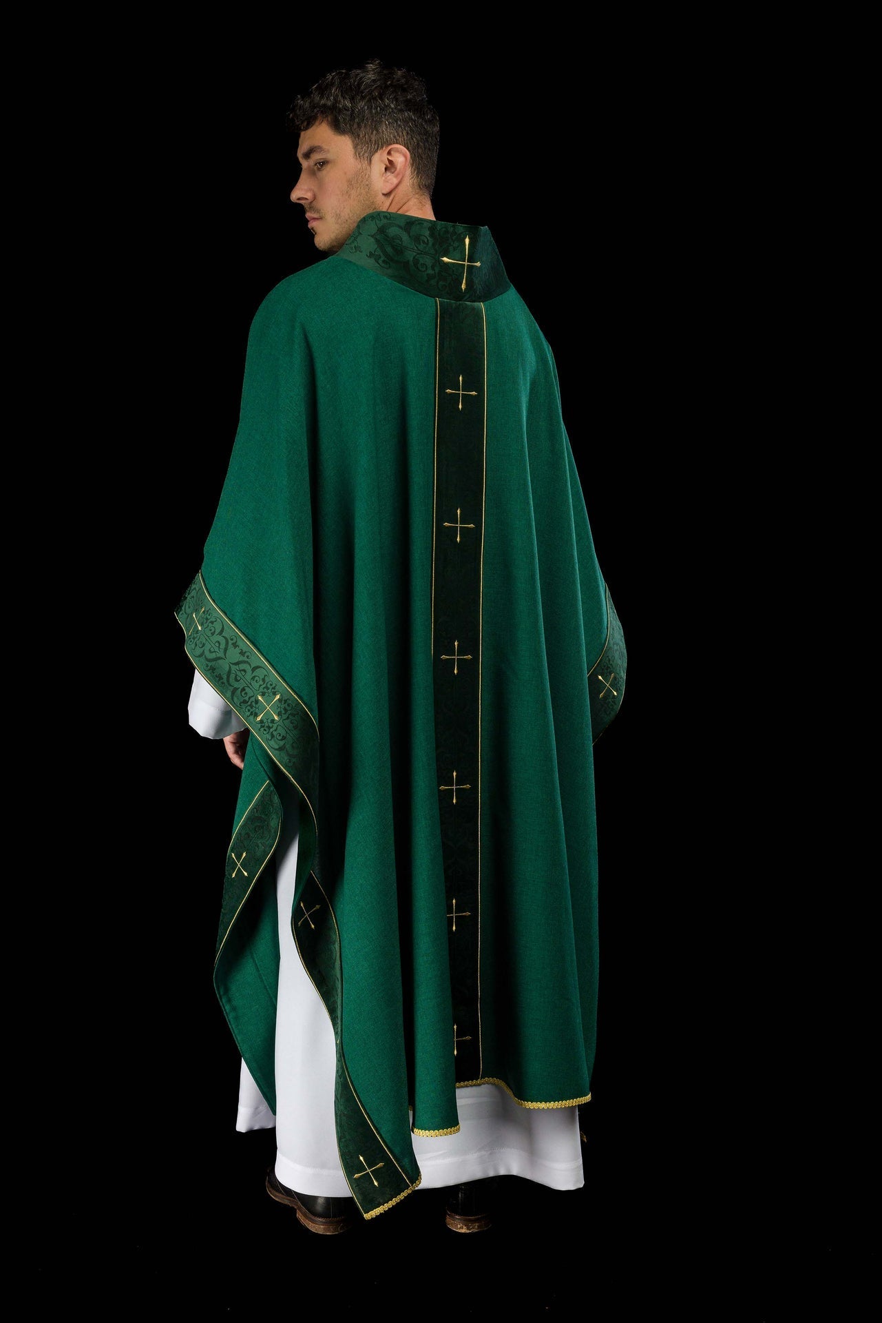 Casulla en color verde con banda y cuello bordados de cruces LE/7073/01 - CASULLAS.ES