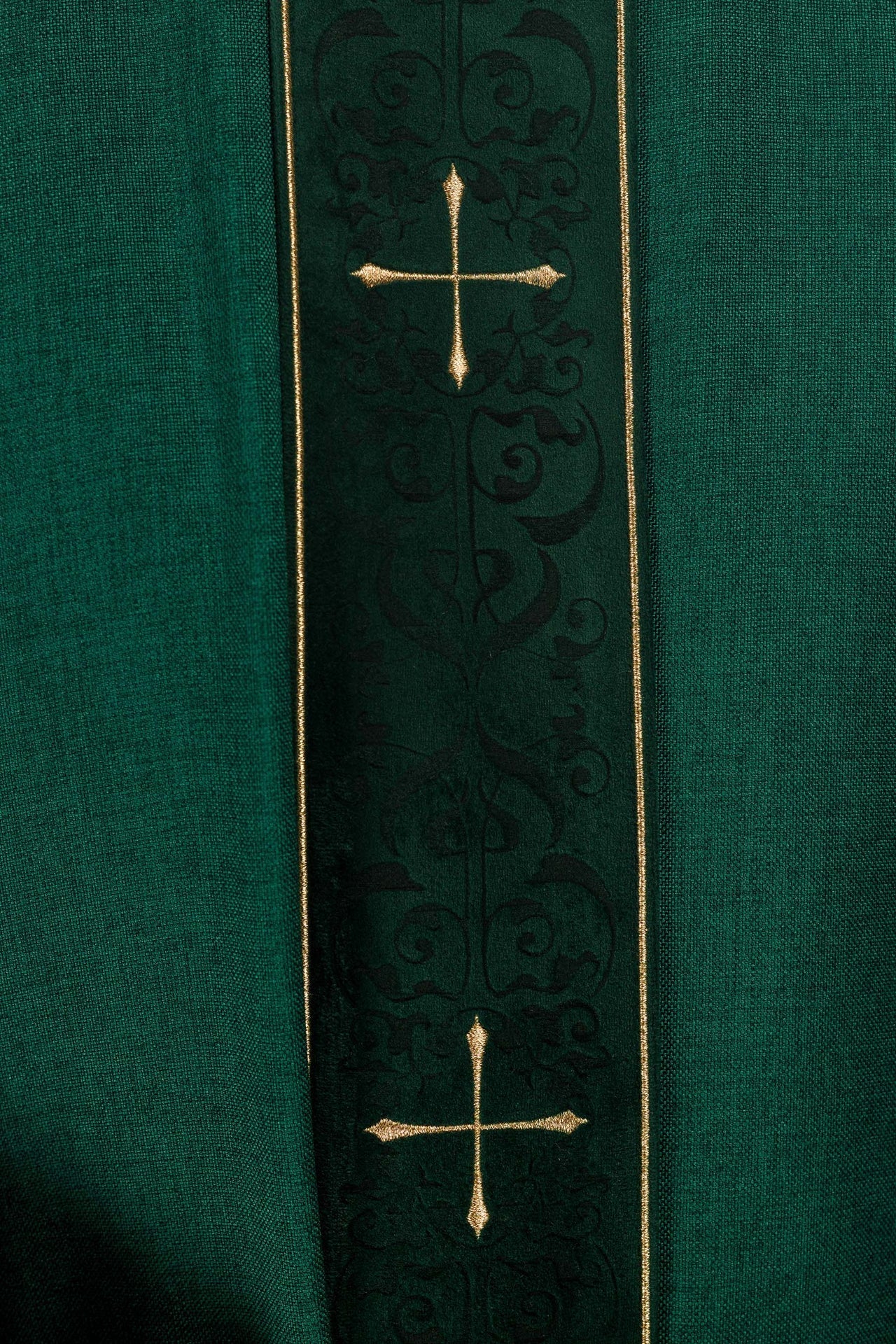 Casulla en color verde con banda y cuello bordados de cruces LE/7073/01 - CASULLAS.ES