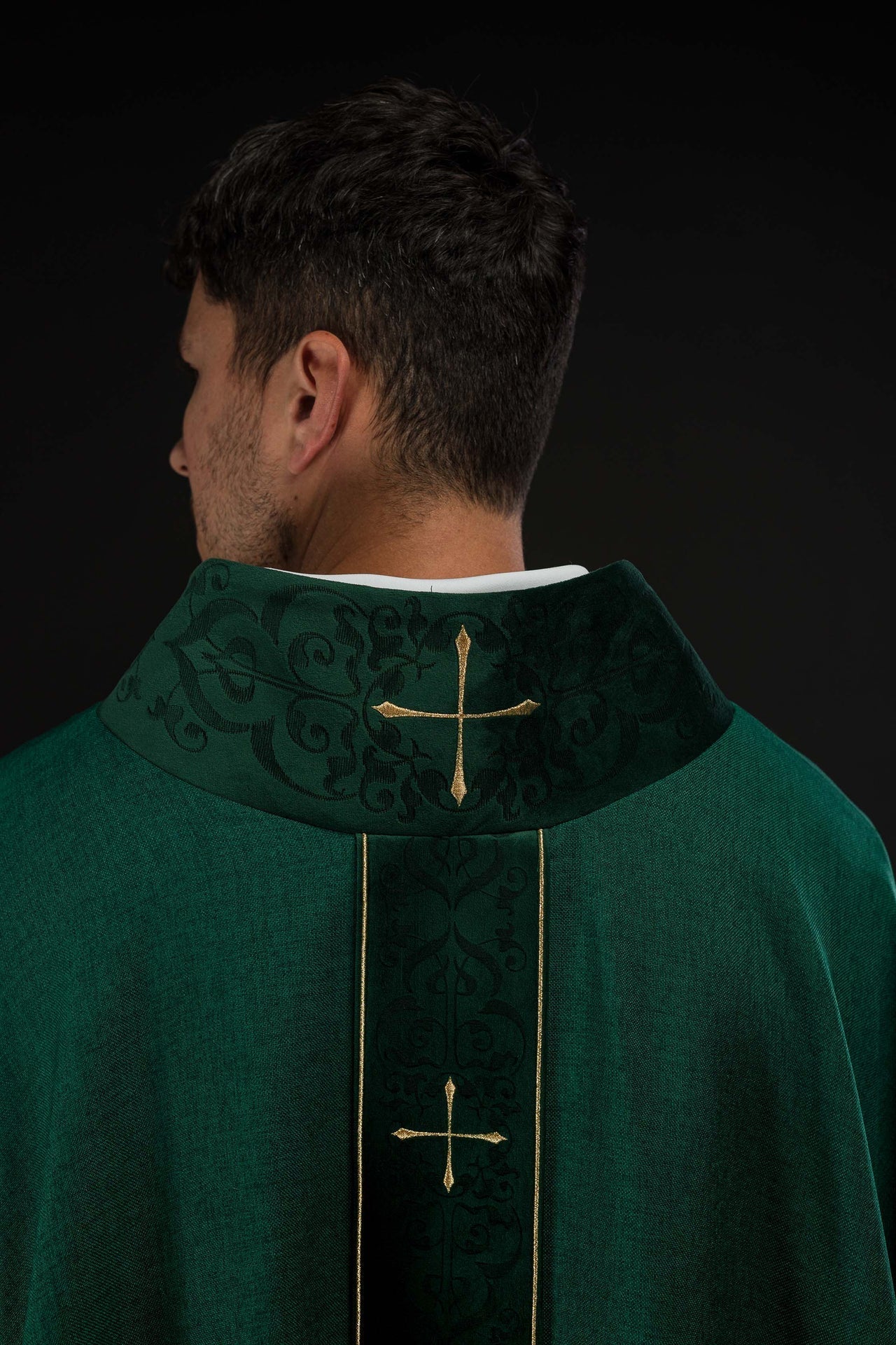Casulla en color verde con banda y cuello bordados de cruces LE/7073/01 - CASULLAS.ES